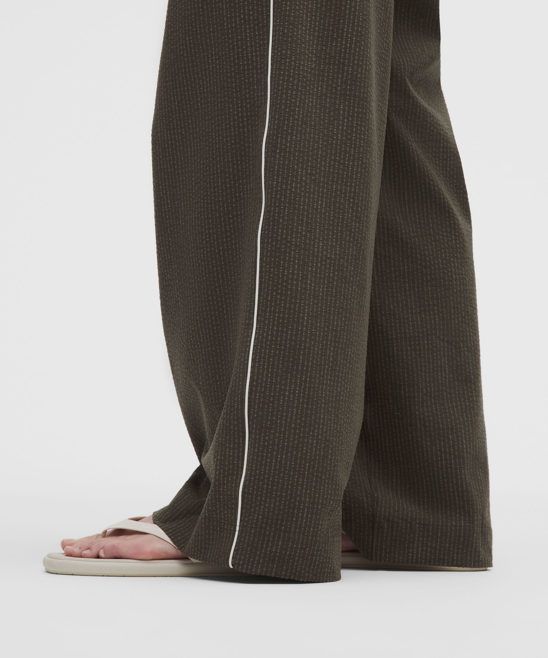 Seersucker WovenAir High-Rise Pleated Pants *Asia Fit