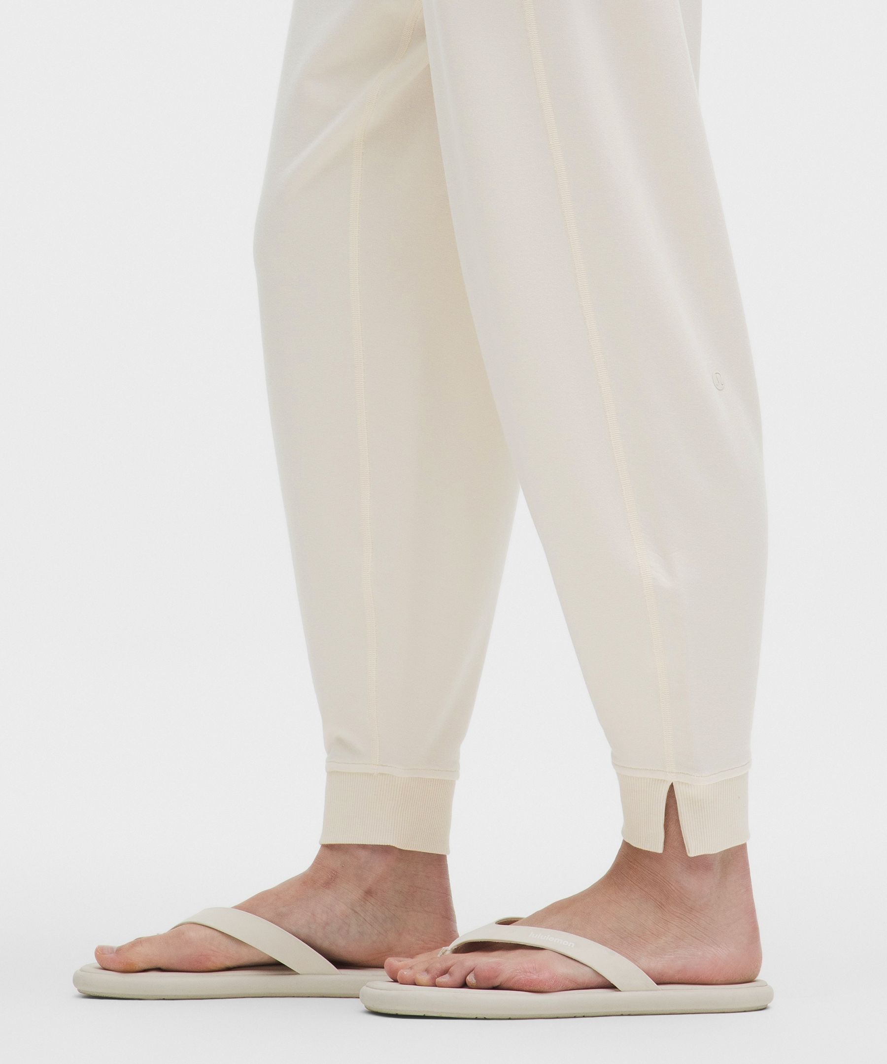BeCalm Mid-Rise Side-Slit Jogger *Asia Fit