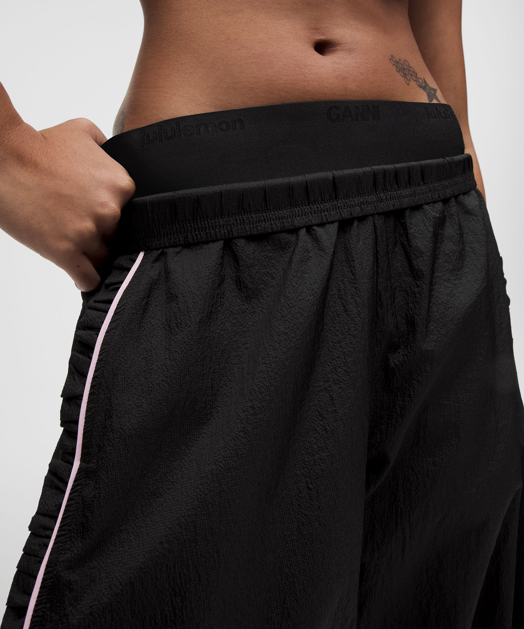 GANNI x lululemon ラッフルトリム テクスチャー ミッドライズパンツ
