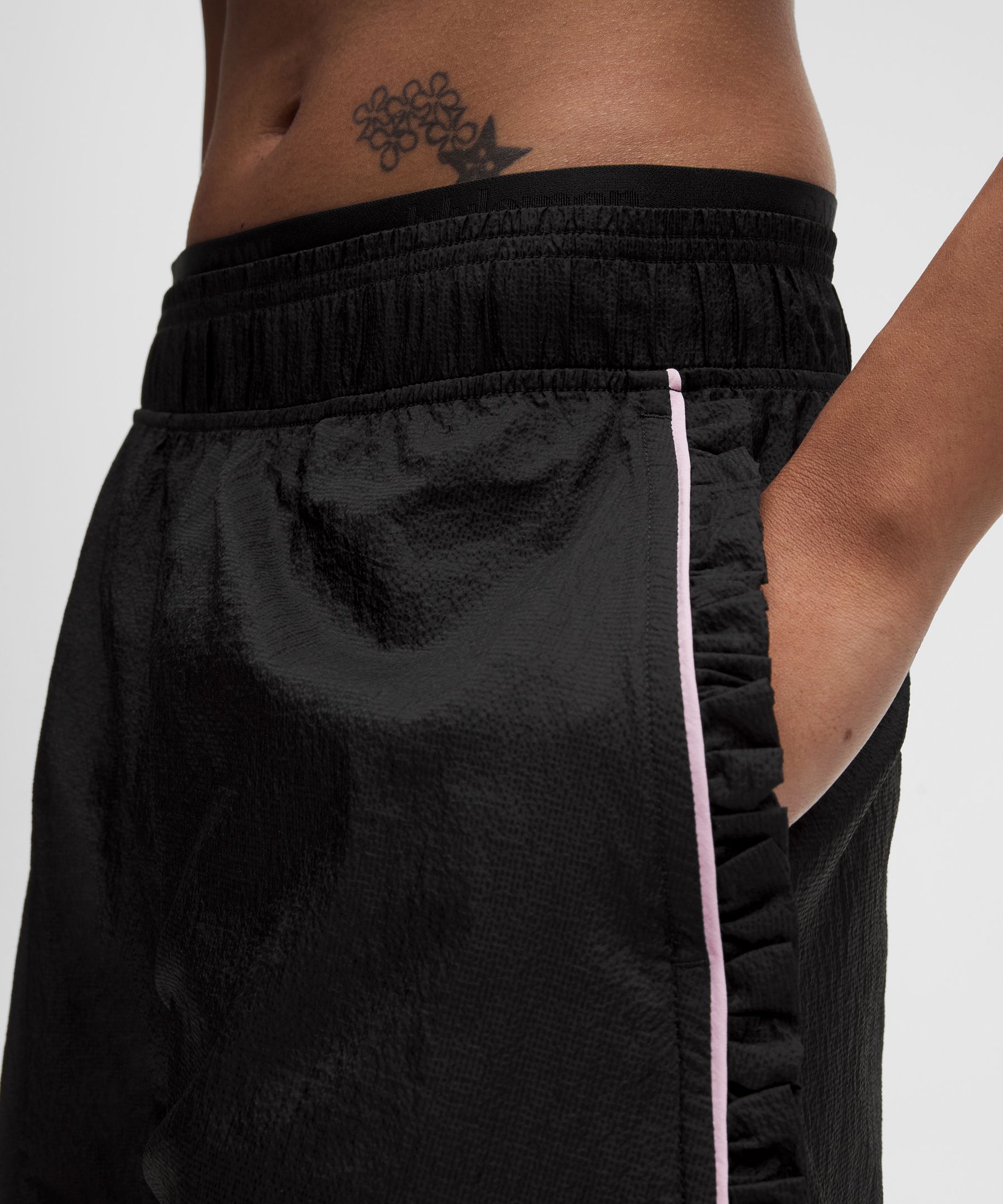GANNI x lululemon ラッフルトリム テクスチャー ミッドライズパンツ