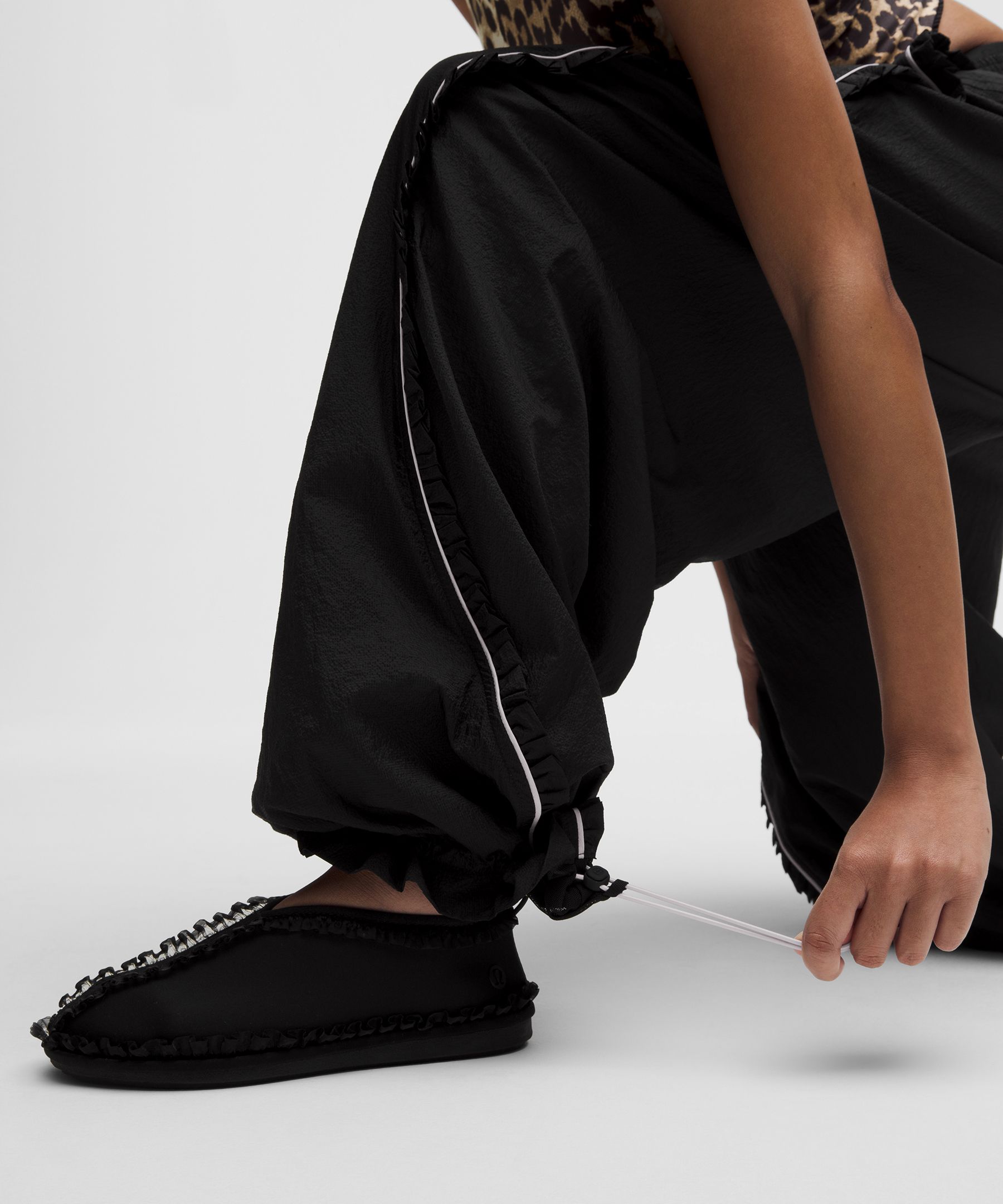 GANNI x lululemon ラッフルトリム テクスチャー ミッドライズパンツ