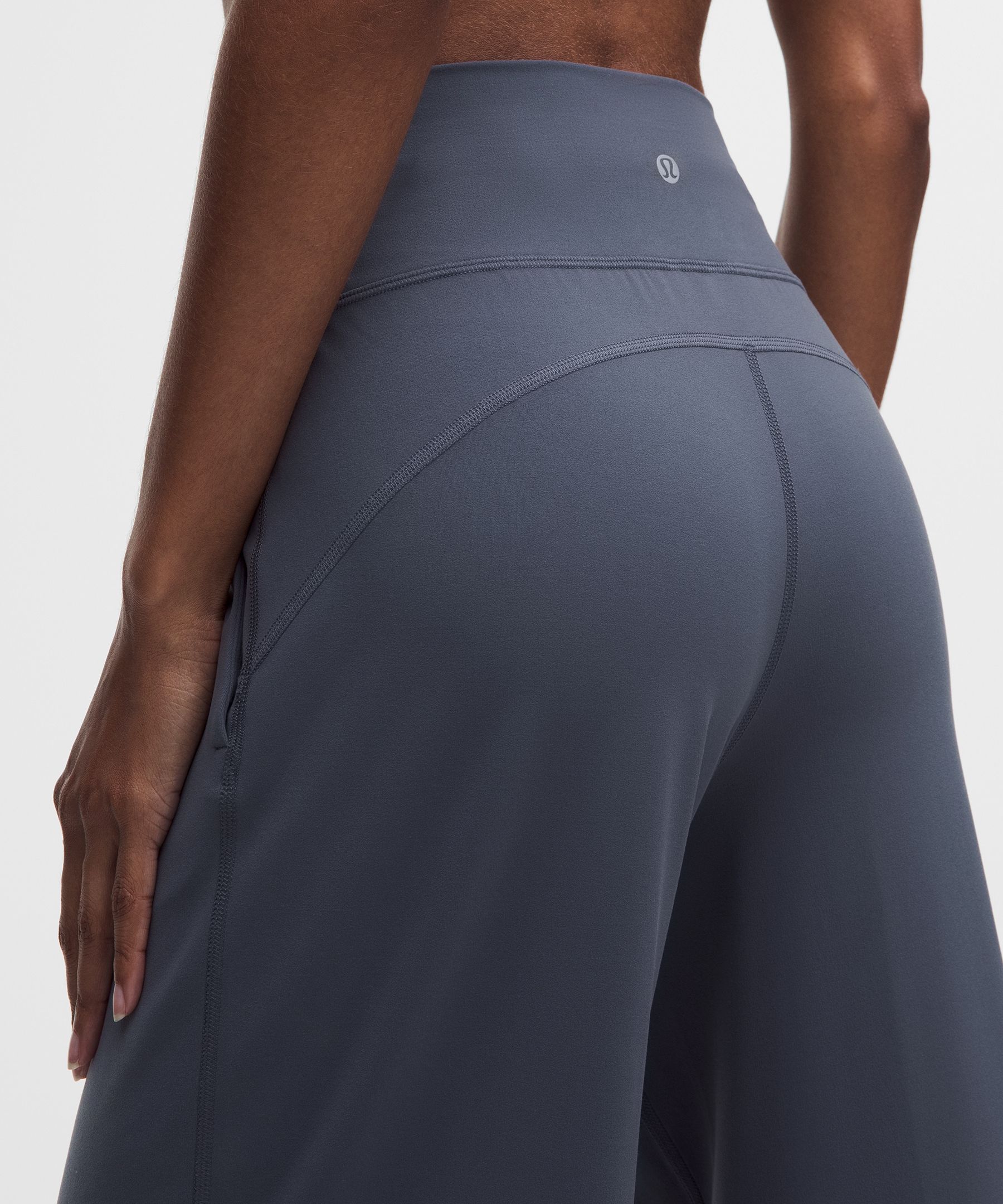 Pantalones Groove de talle alto y pernera ancha *M&aacute;s cortos