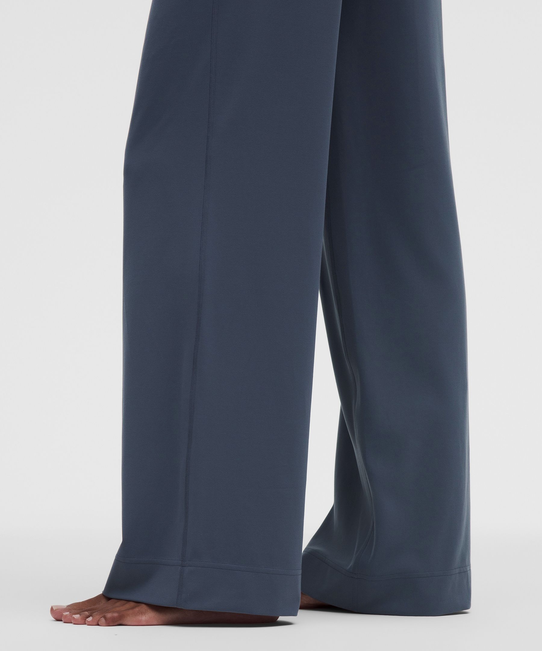 Pantalones Groove de talle alto y pernera ancha *M&aacute;s cortos