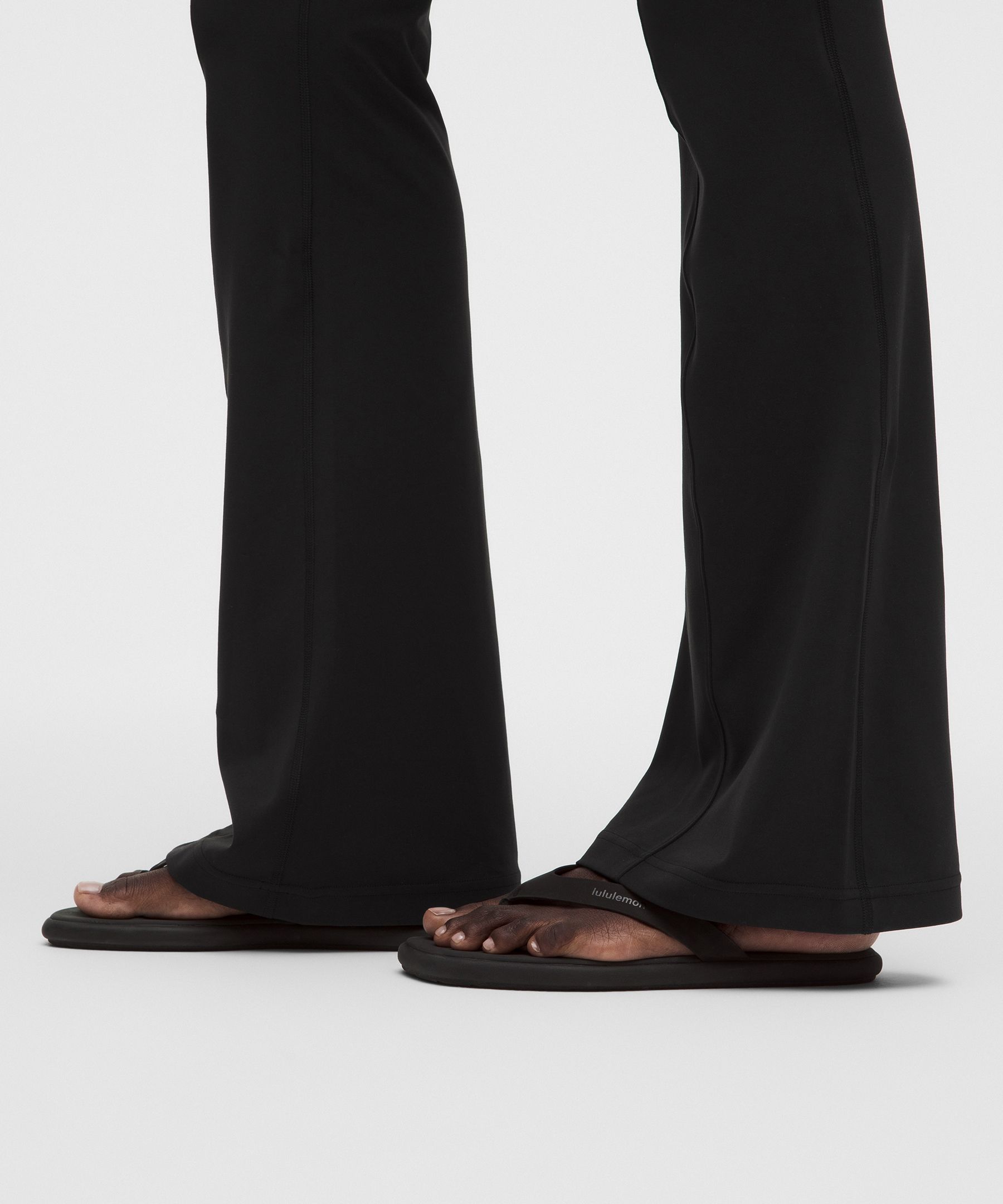 Leggings acampanados Groove de talle alto con bolsillos, 83&nbsp;cm