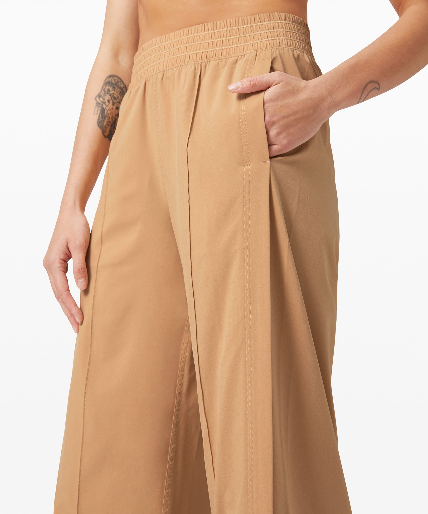 third pair of wanderer culottes just came in and I don't think I can get  anymore obsessed w these pants!! they're on WMTM y'all! {size 4 on 5'1-2”  ~123 lb gal} 