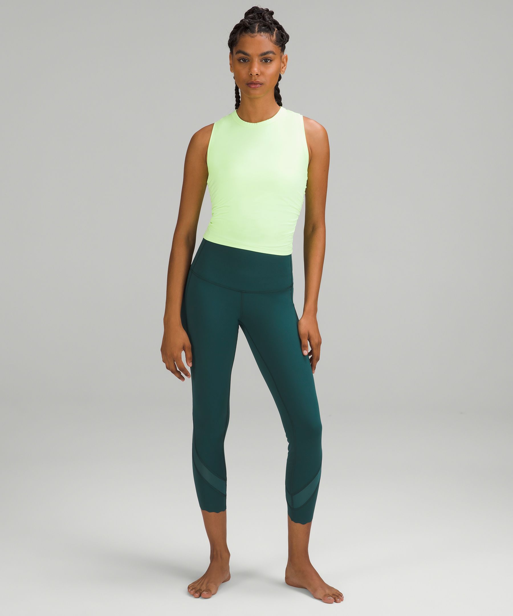 Wunder Under Scalloped Hem High-Rise Crop 23"