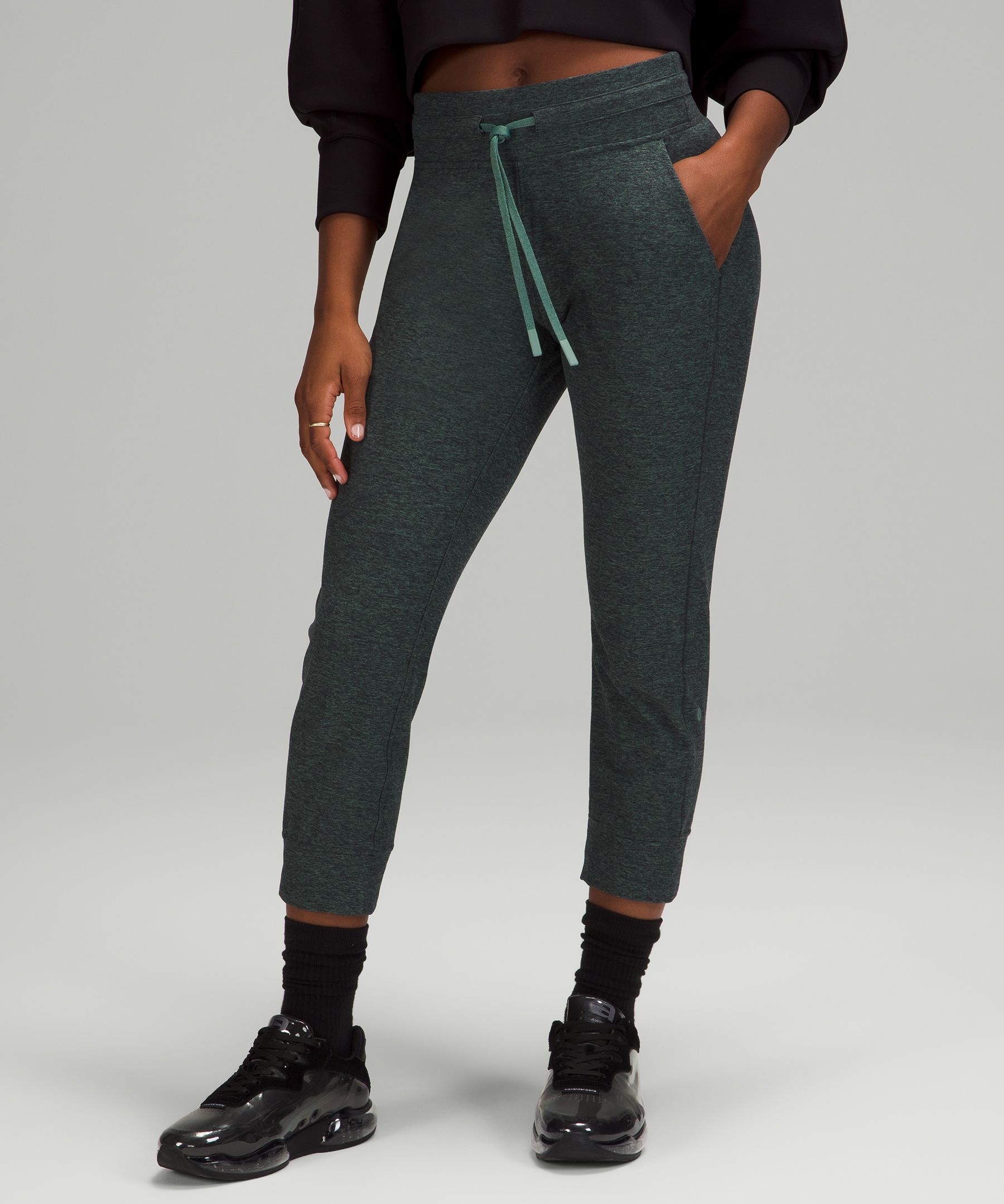 lululemon jogger crop