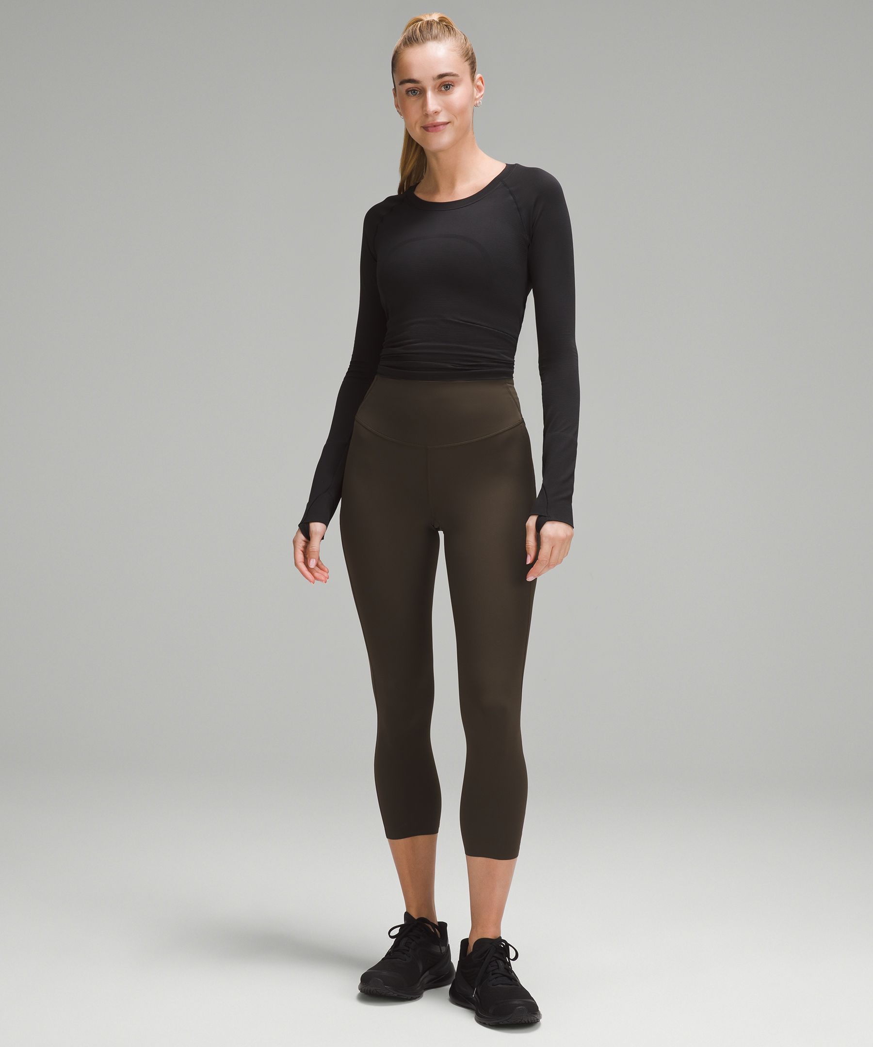 A try on of the new Base Pace HR 23 leggings in Symphony Blue