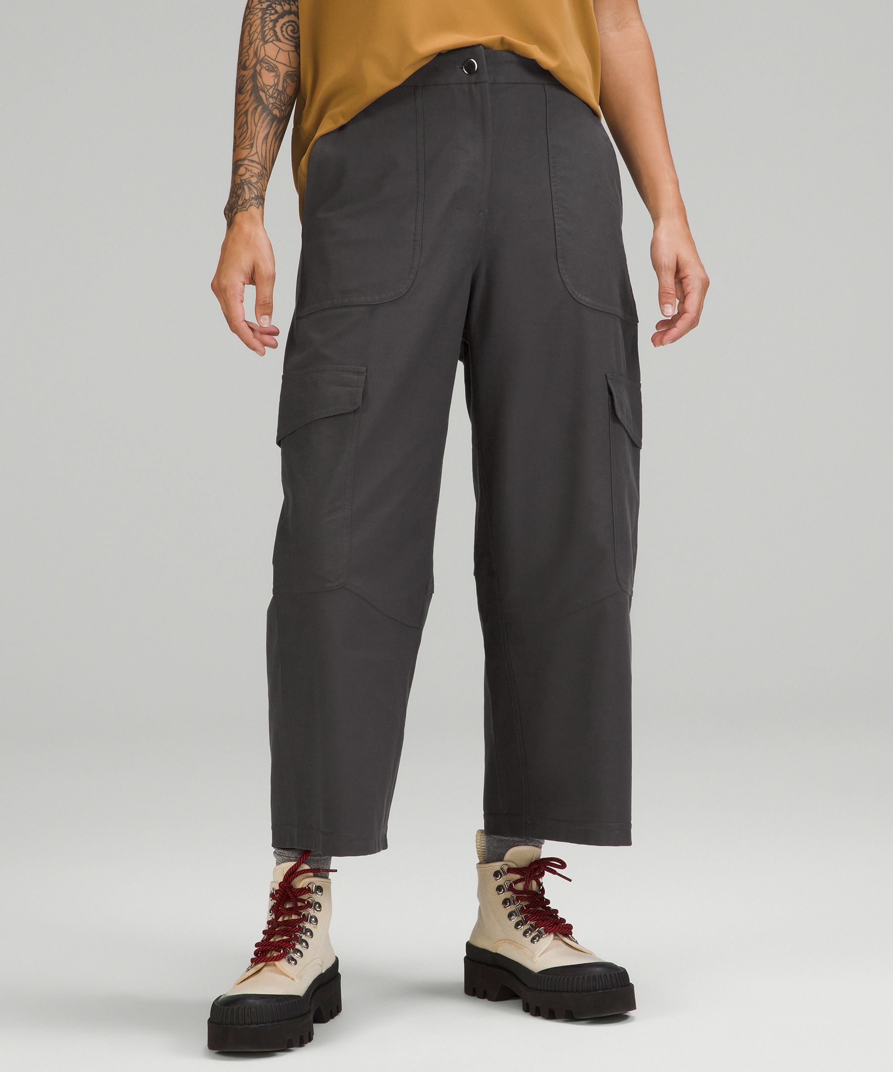 Light Utilitech Cargo Pocket High-Rise Cropped Pant