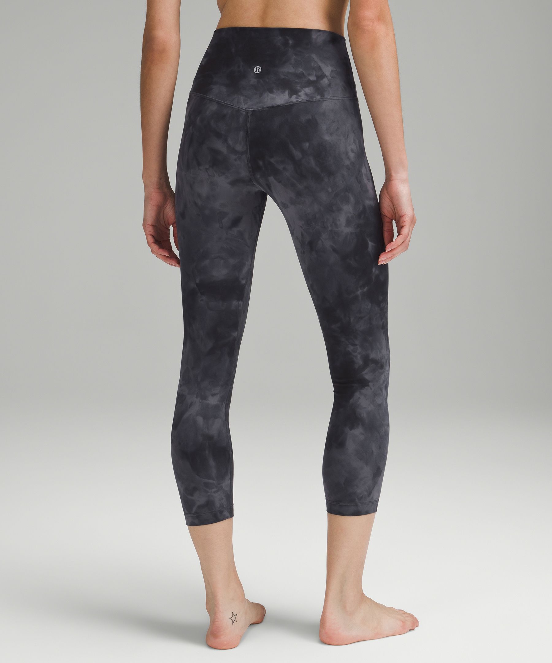 LULULEMON NAVY CROPPED LEGGINGS • CA 35801 • RN 106259 • SIZE 6