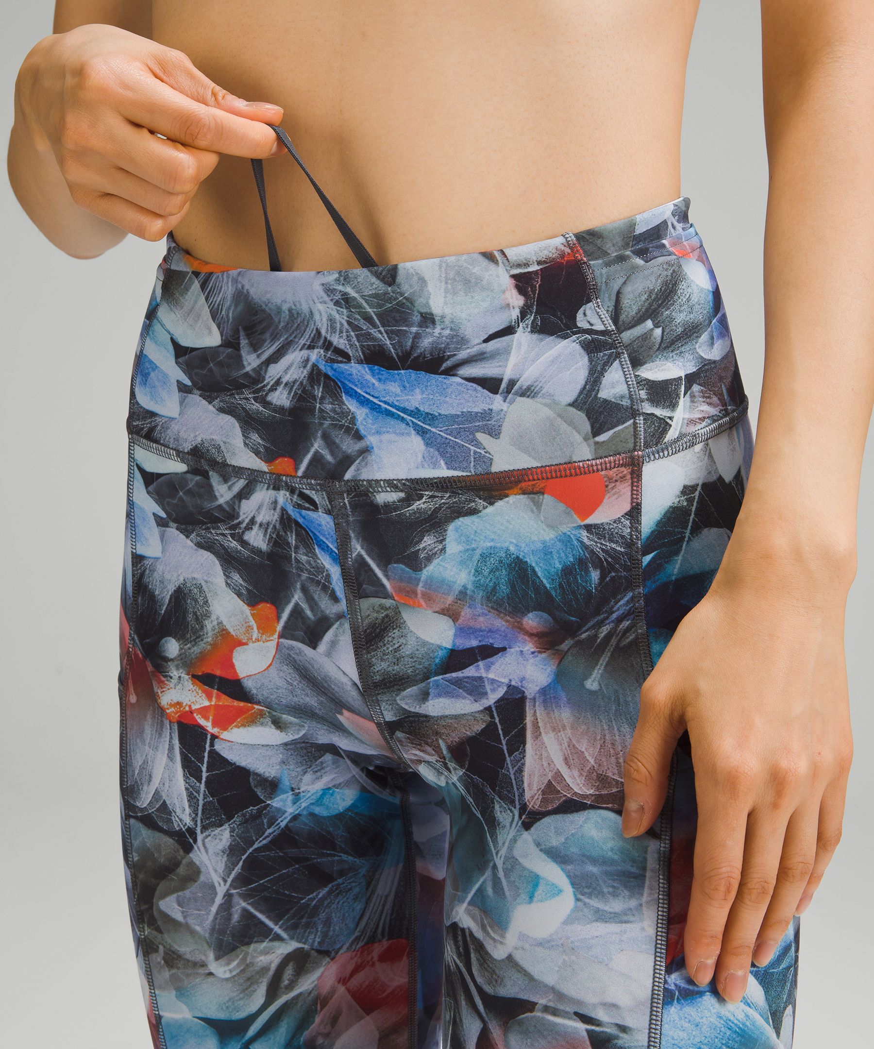 Fast and Free Reflective High-Rise Crop 18" *Asia Fit