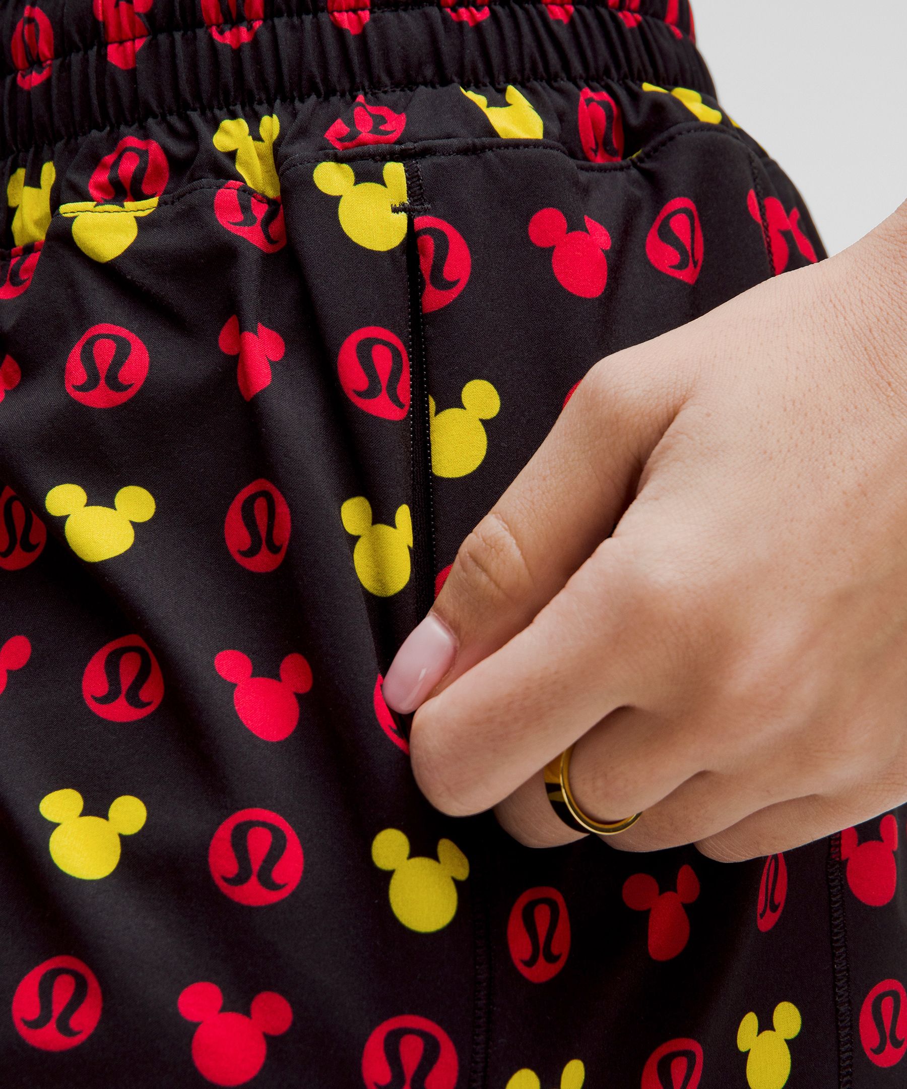 Disney x lululemon コラボ☆Hotty Hot High-Rise Short 4パンツ Disney x lululemon *Hotty Hot High-Rise Short 4