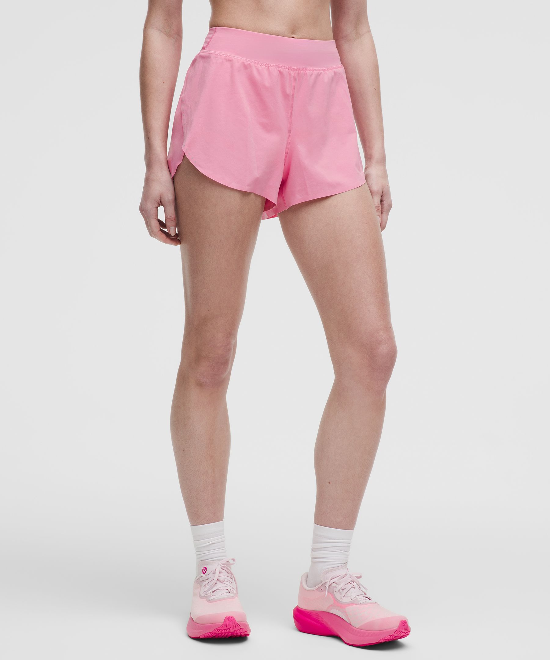 Shorts Fast and Free de corte cl&aacute;sico y cintura alta con aperturas 3"