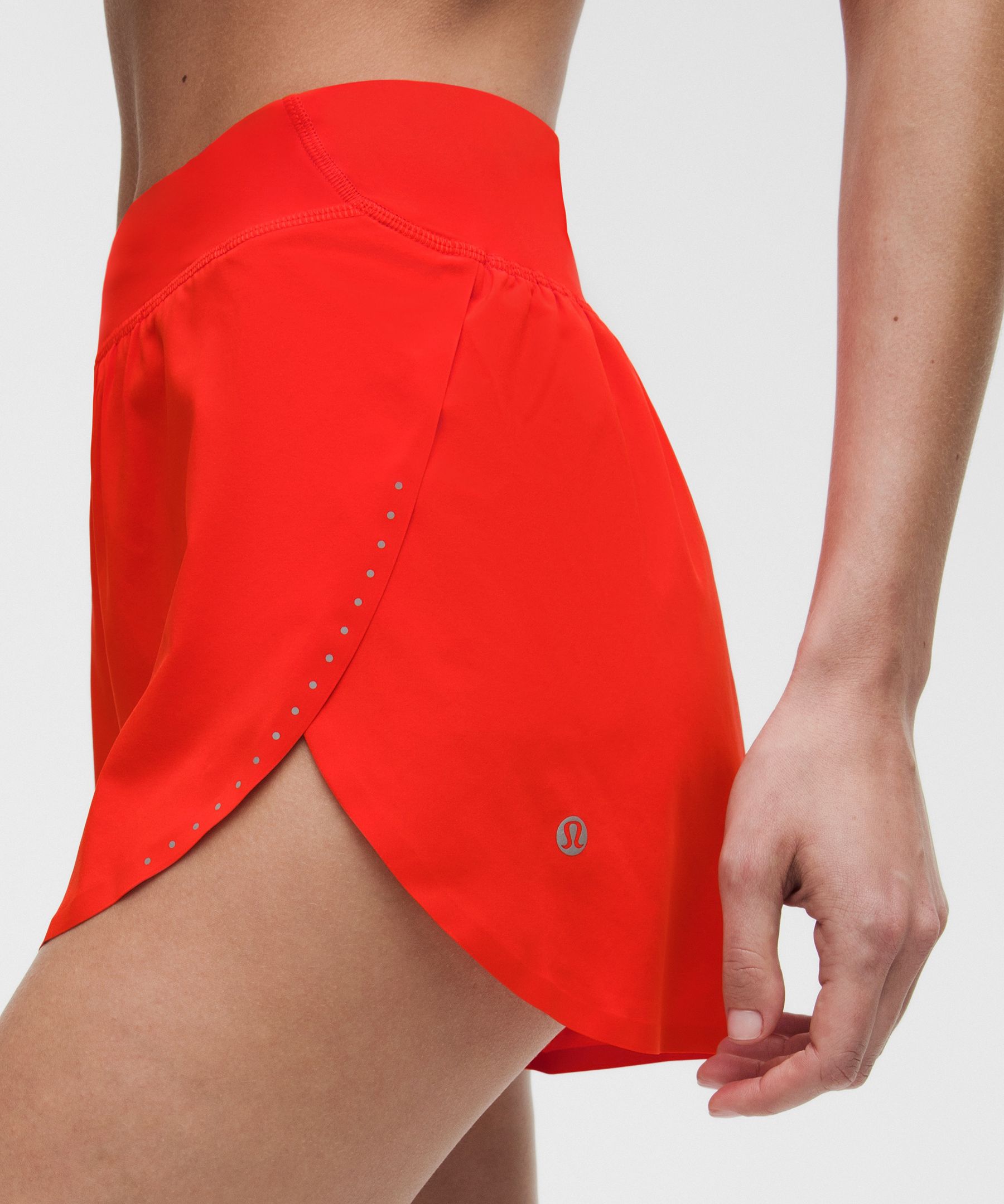 Shorts Fast and Free de corte cl&aacute;sico y cintura alta con aperturas 3"