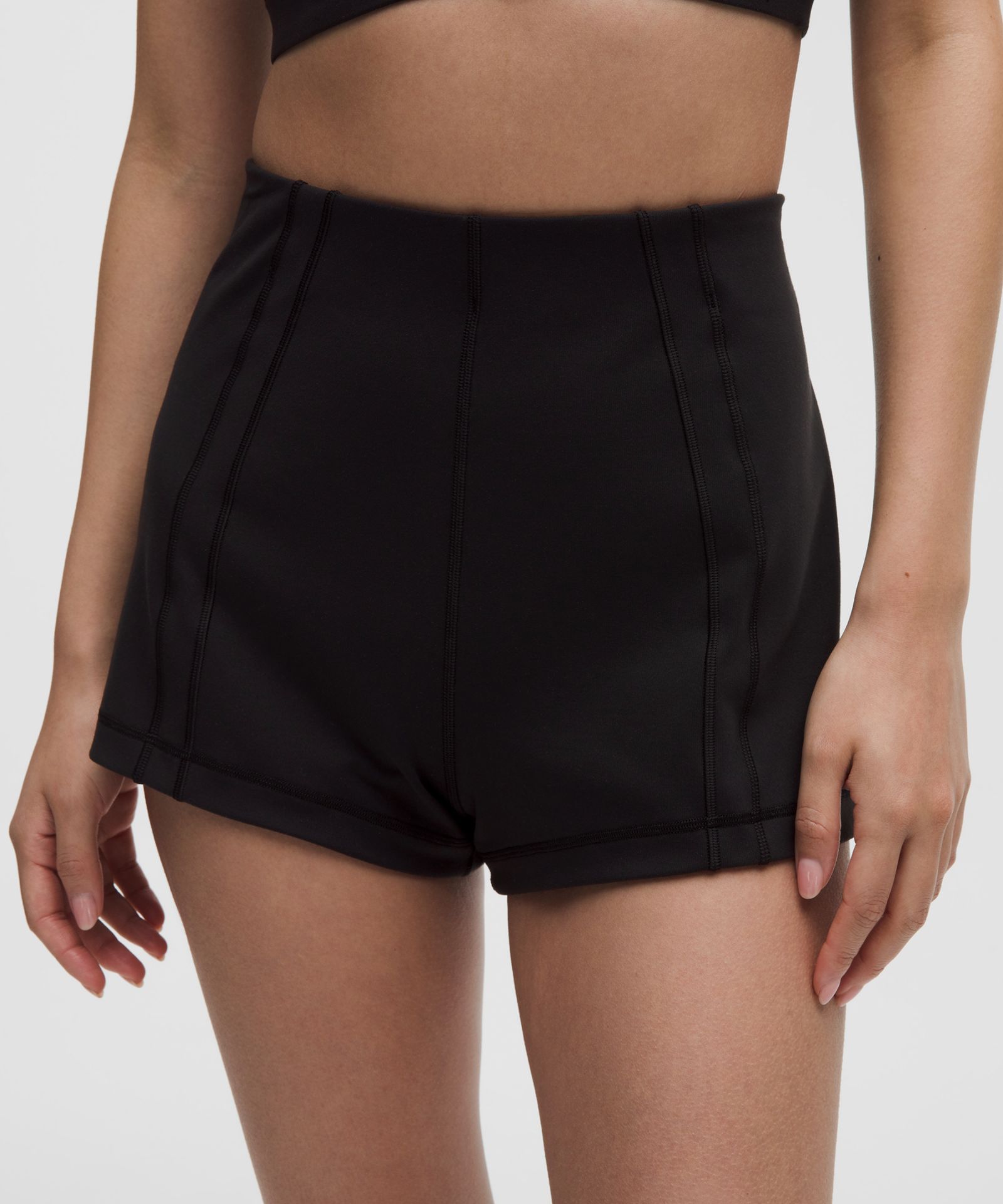 Женские мини-шорты Lululemon Define Luon — фото 4