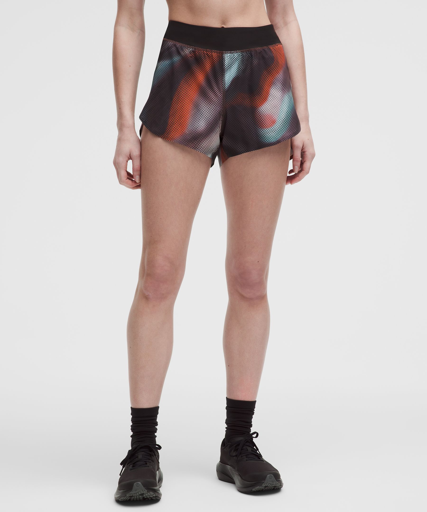 Shorts Fast and Free de corte cl&aacute;sico y cintura alta con aperturas 3"