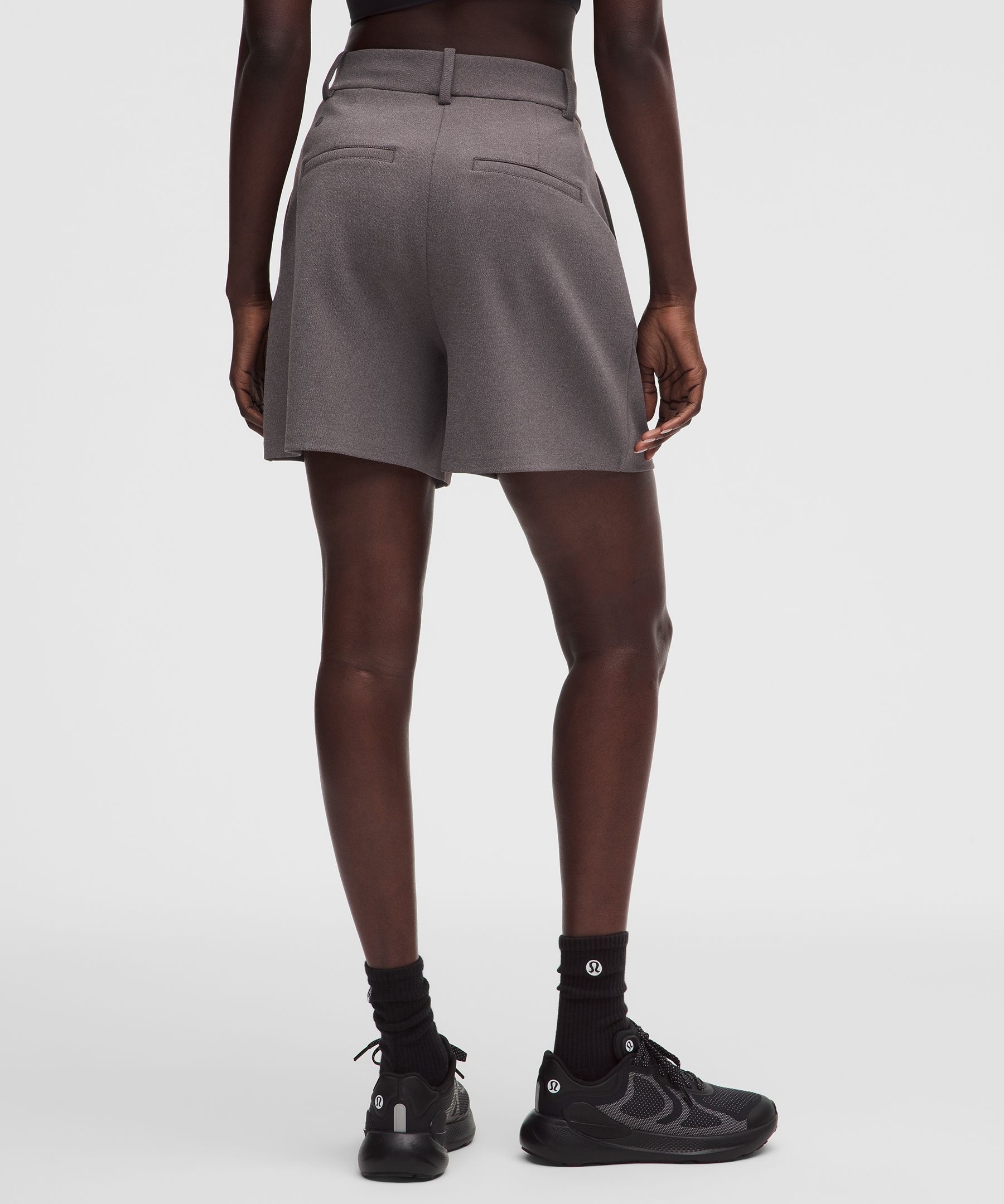 Pantal&oacute;n corto Daydrift de talle alto con pinzas, 13&nbsp;cm