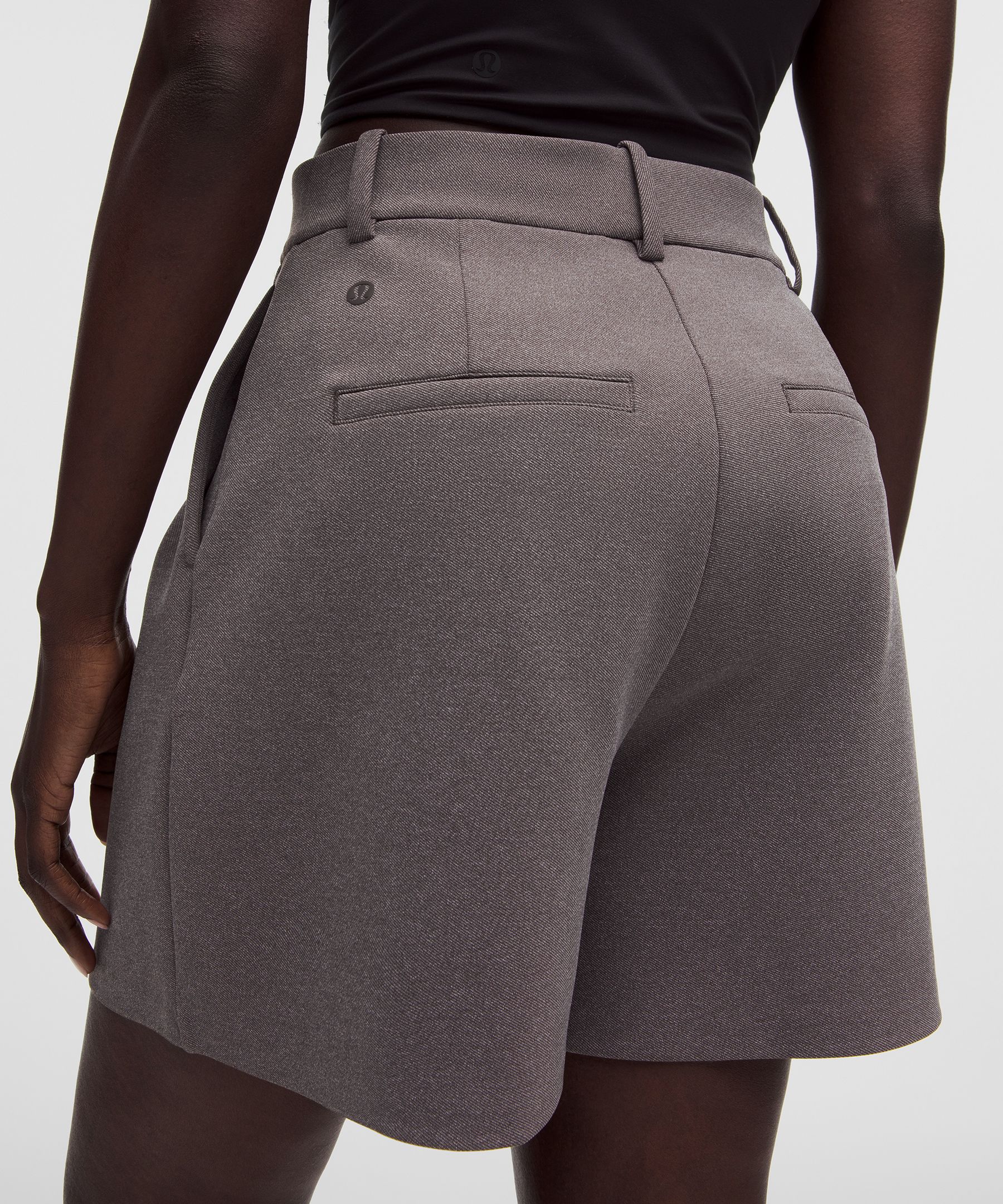 Pantal&oacute;n corto Daydrift de talle alto con pinzas, 13&nbsp;cm