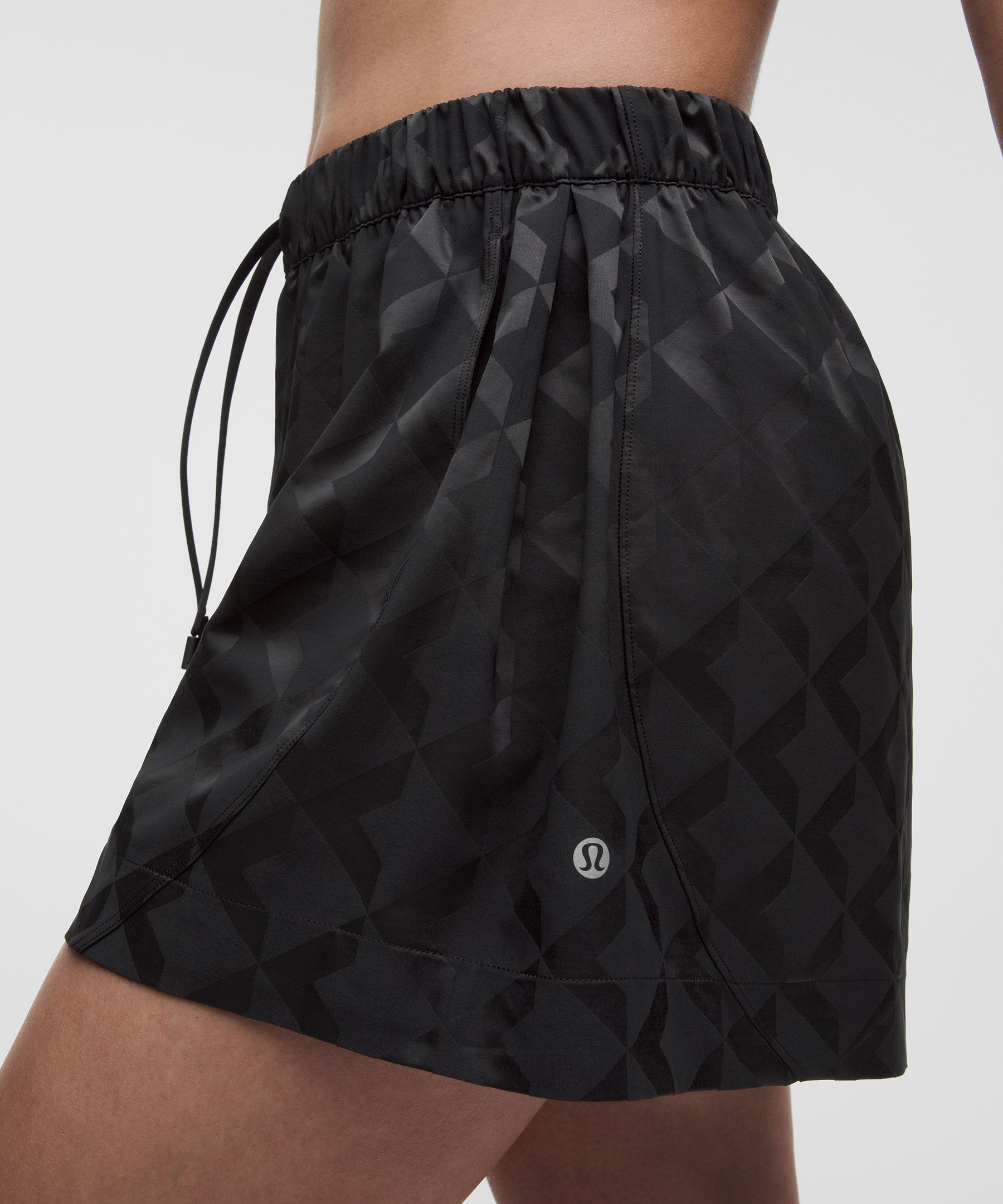 Pantal&oacute;n corto de talle alto Monogram satinado, 10&nbsp;cm