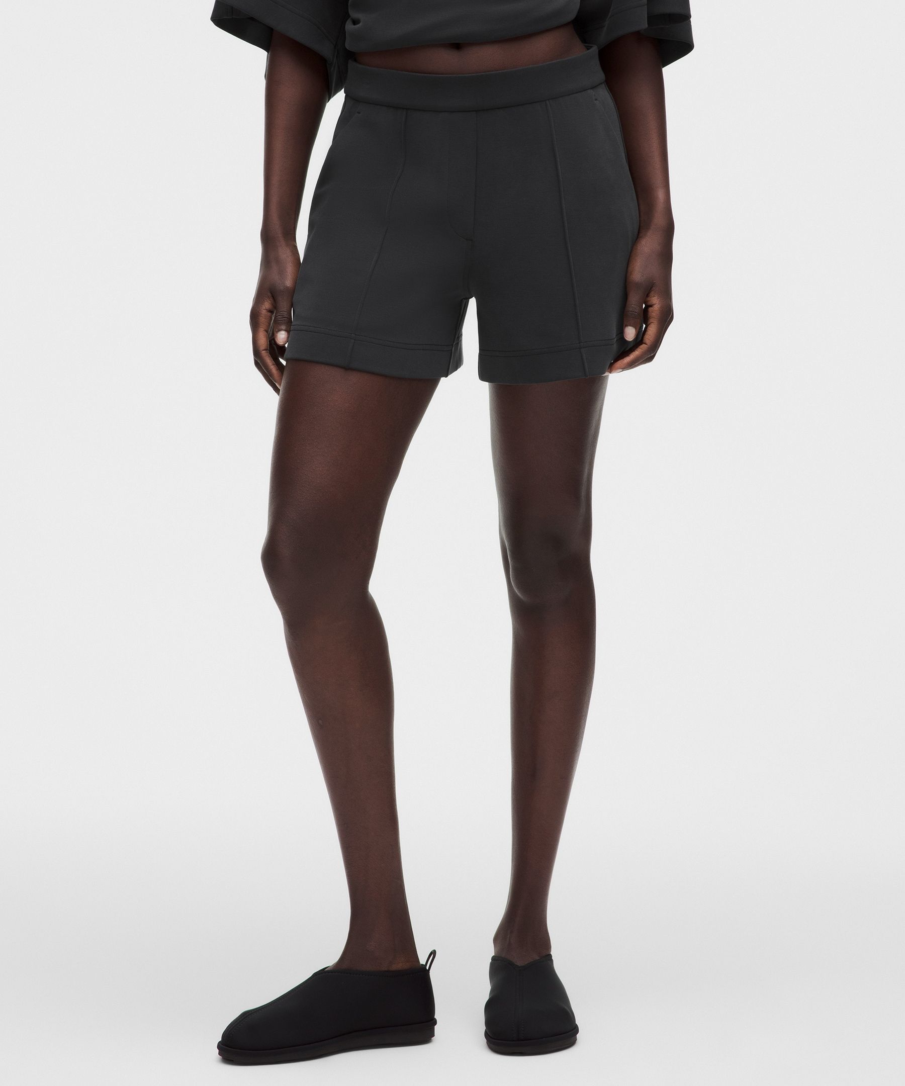 Lightweight Softstreme Mid-Rise Pintuck Short 4"