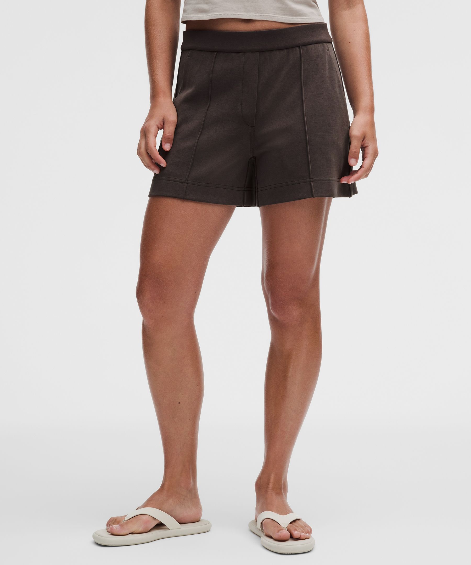 Lightweight Softstreme Mid-Rise Pintuck Short 4"