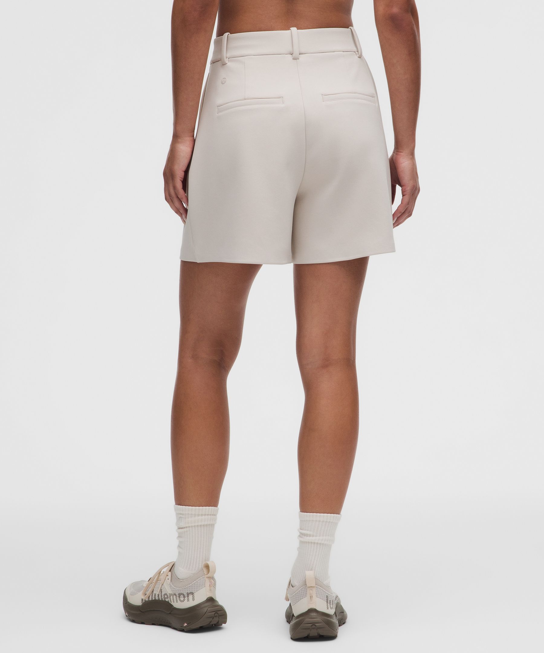 Pantal&oacute;n corto Daydrift de talle alto con pinzas, 13&nbsp;cm
