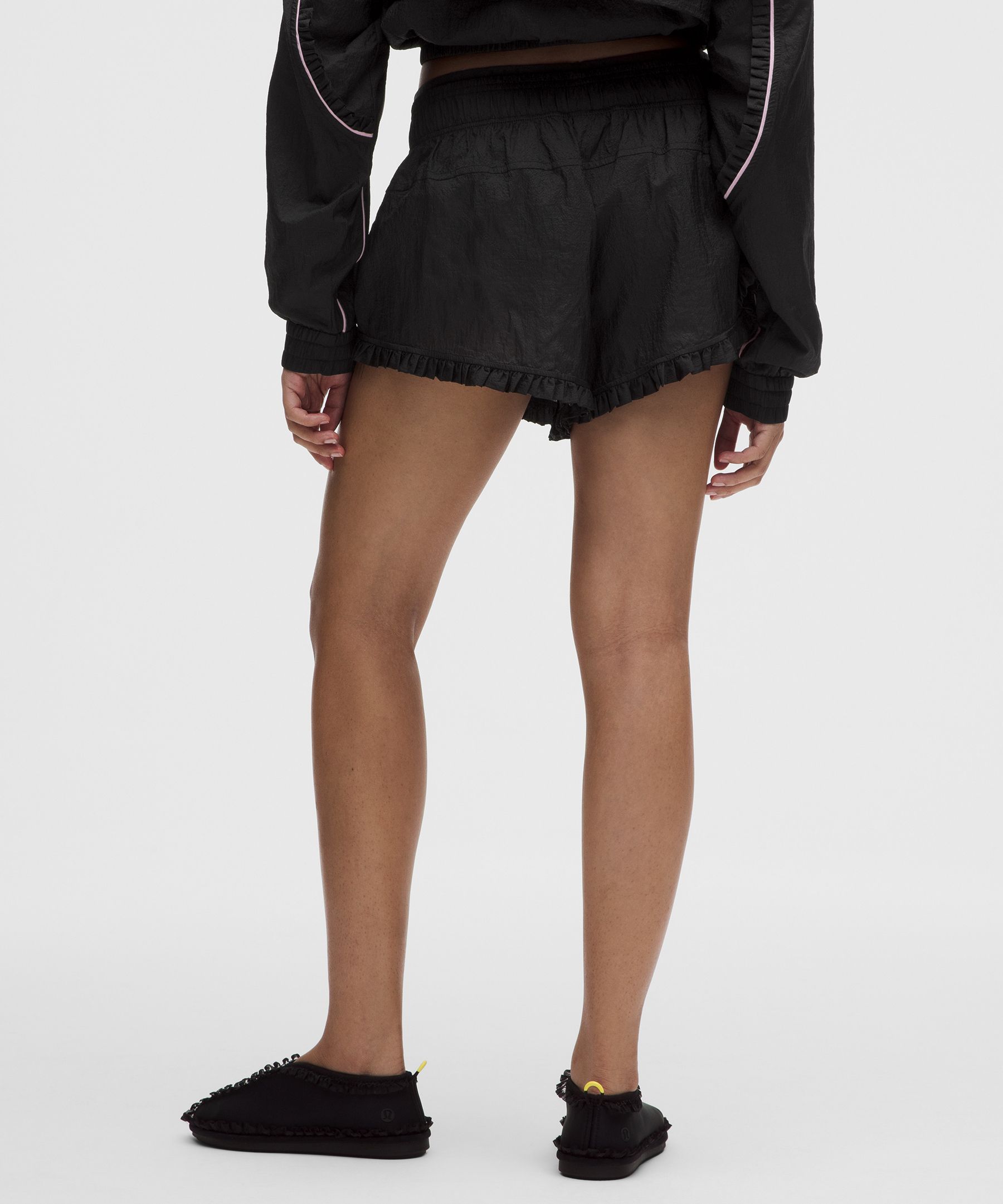 GANNI x lululemon ラッフルトリム テクスチャー ミッドライズショーツ 2.5インチ