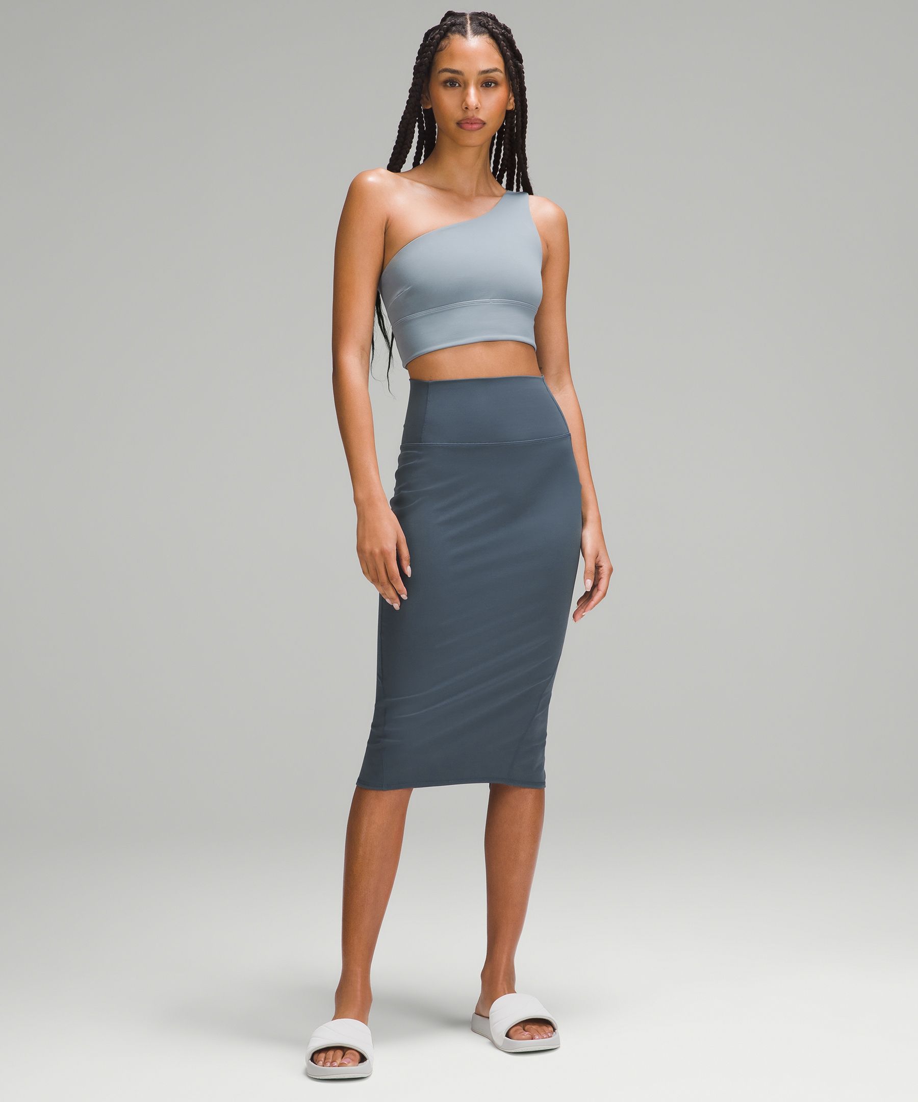 The @lululemon Nulu Slim Fit HR skirt aka the Pencil Skirt is a must b