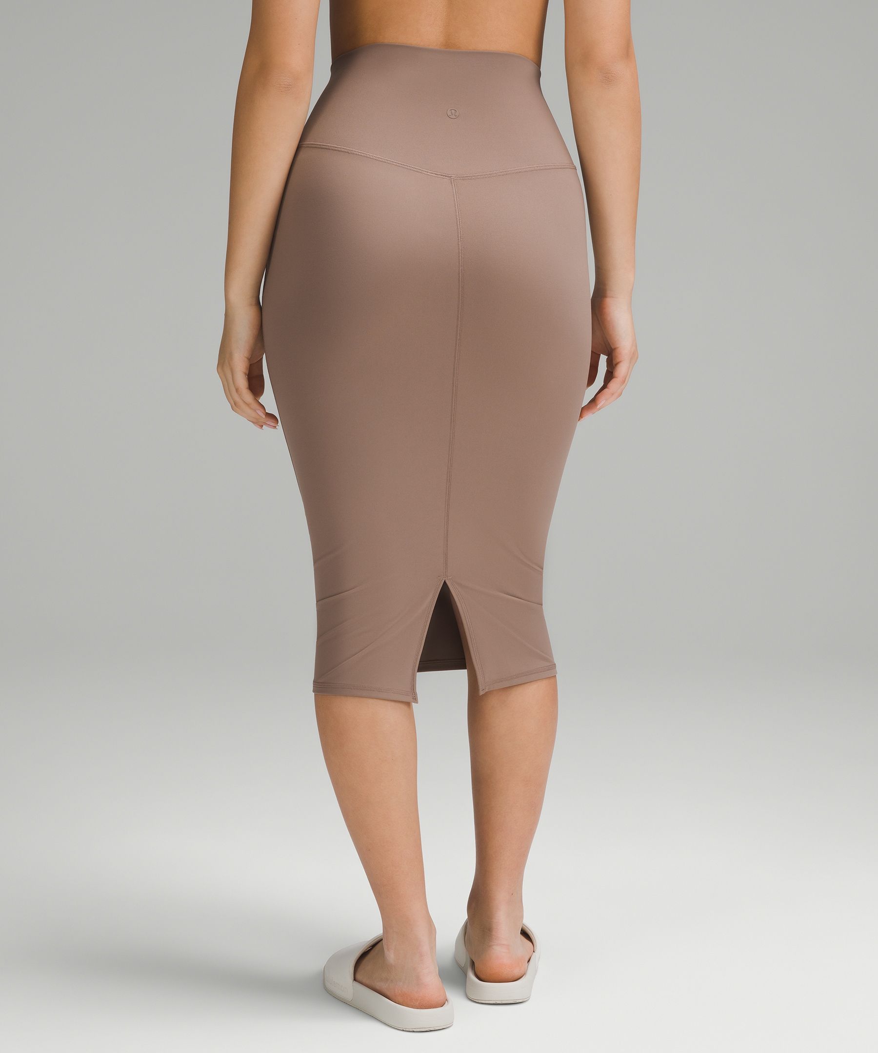 The @lululemon Nulu Slim Fit HR skirt aka the Pencil Skirt is a must b