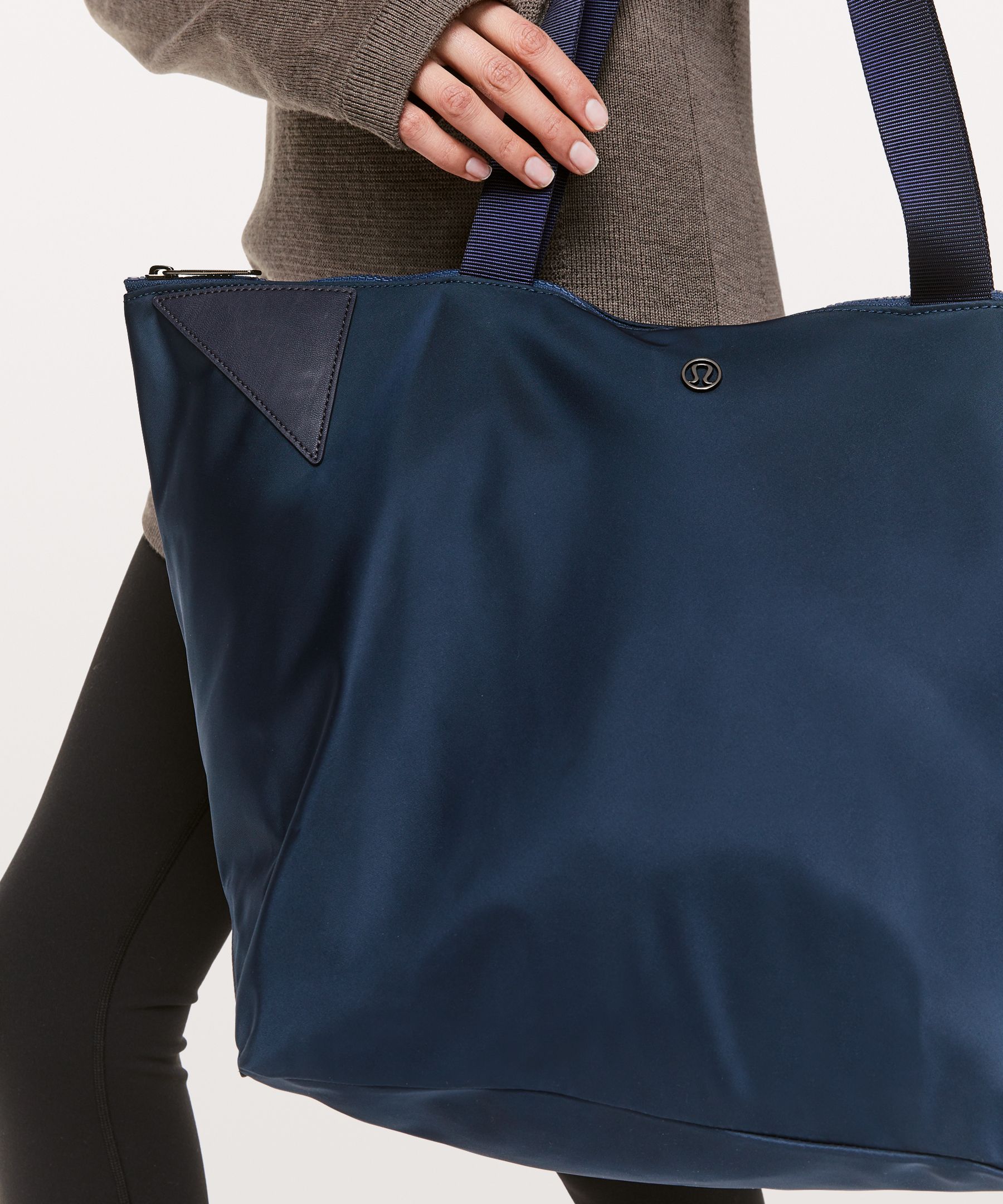 Lululemon store acute tote