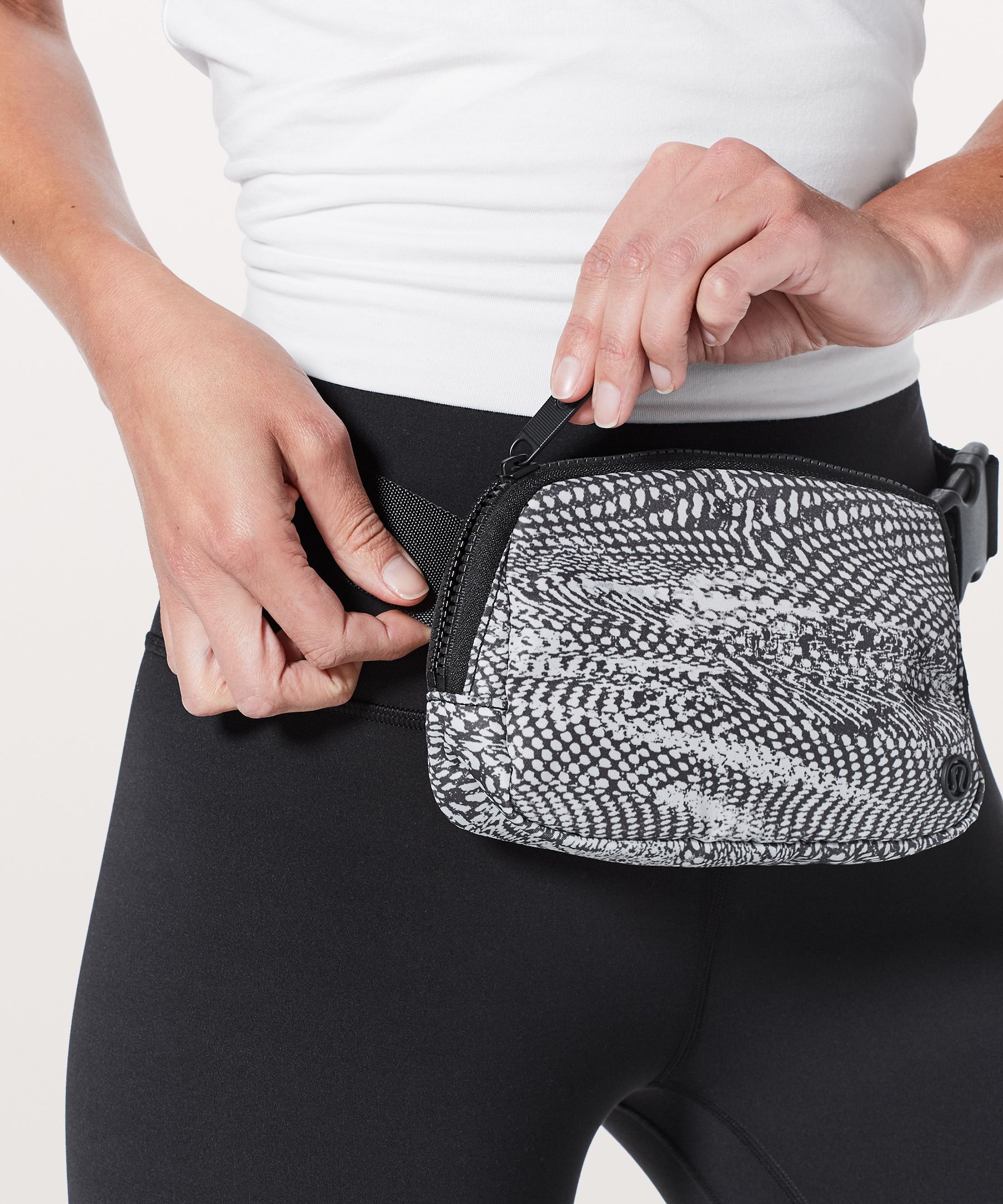 lululemon fanny pack canada