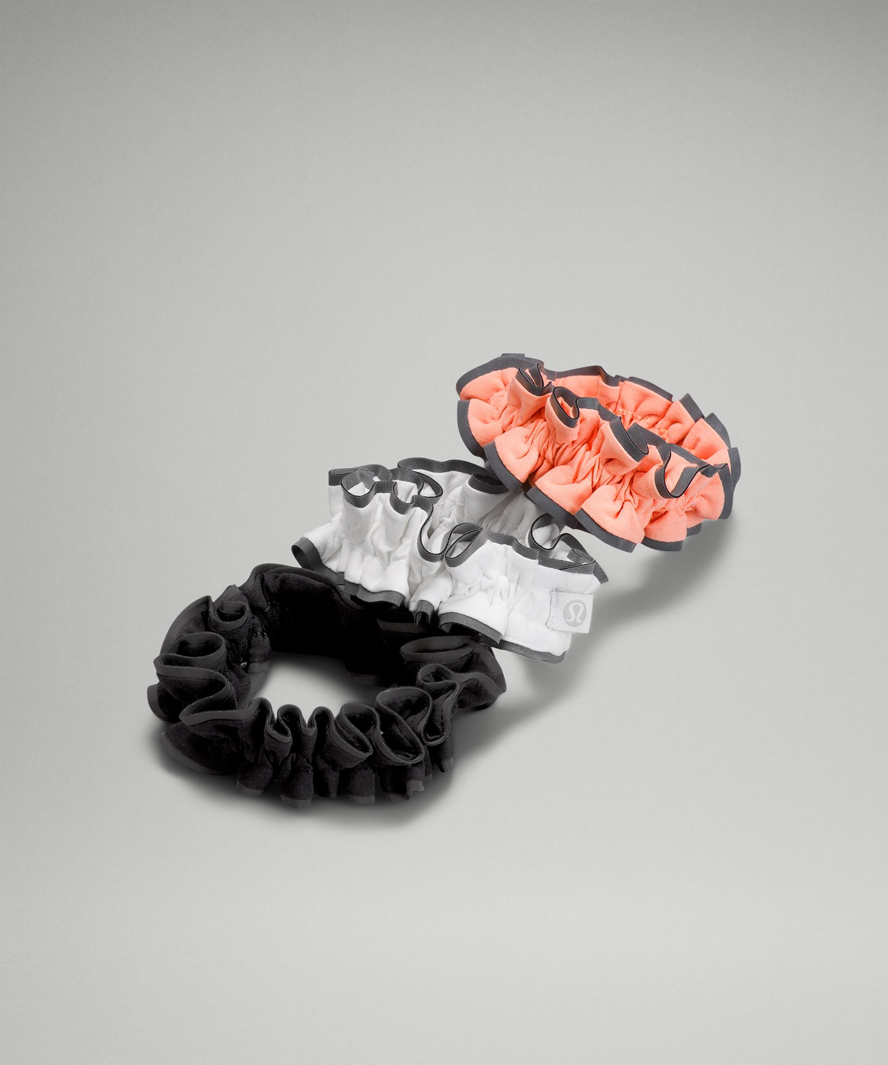 ヘアアクセサリー LINEN MEDIUM SCRUNCHIE LINEN MEDIUM SCRUNCHIE color：WHITE / BLACK In stock on 3/18
