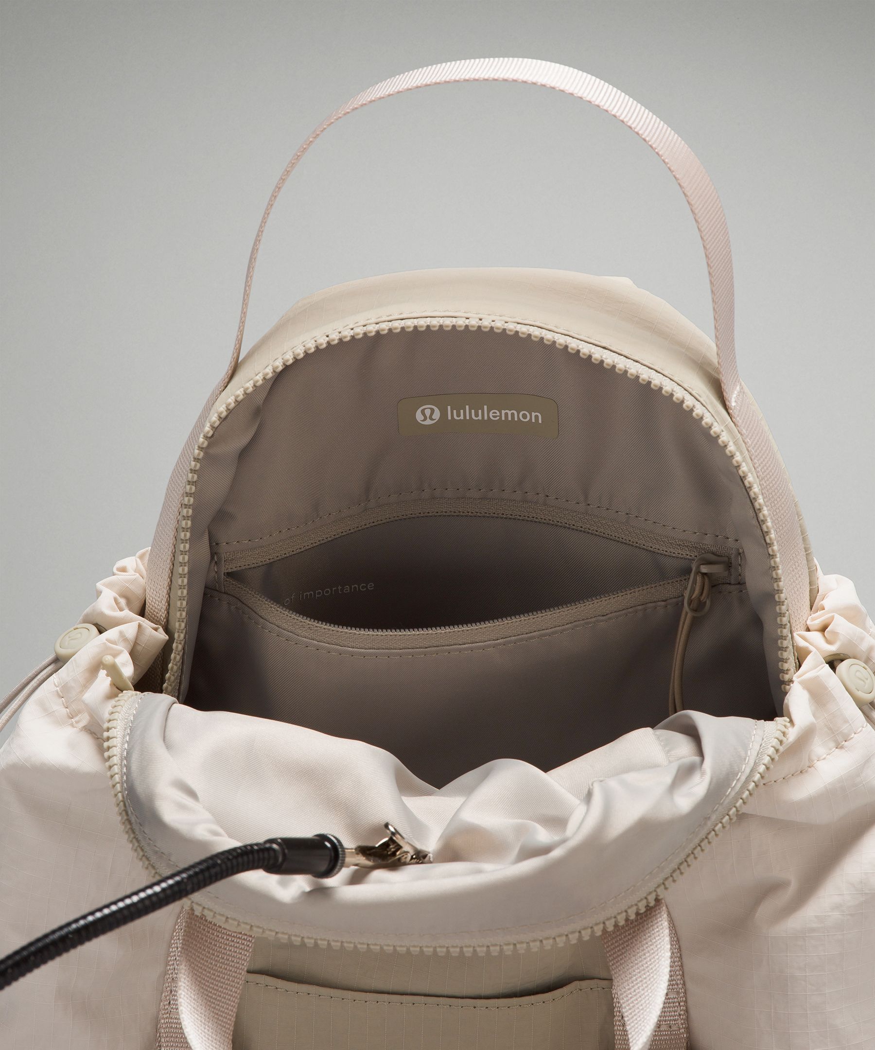 osprey daylite 45l duffel Style meets functionality with the Osprey Daylite Duffel 45L Bag. Whether  you're hitting the gym or exploring the great outdoors, this bag has you  covered. Take the leap and experience its innovative