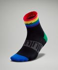 Daily Stride Mittelhohe Crew-Socken mit Regenbogenstreifen für Frauen *Wordmark