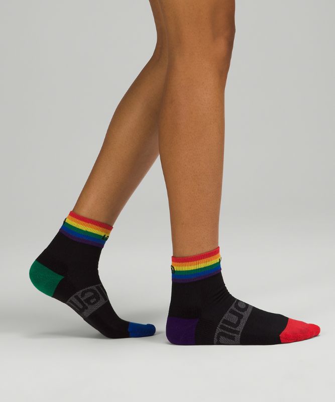 Calcetines cortos Daily Stride con arcoíris para mujer *Logotipo
