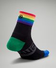 Daily Stride Mittelhohe Crew-Socken mit Regenbogenstreifen für Frauen *Wordmark