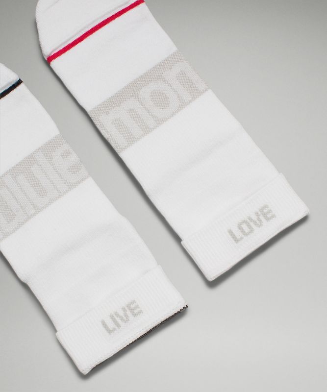 Daily Stride Mittelhohe Crew-Socken für Frauen Grafik *Wordmark
