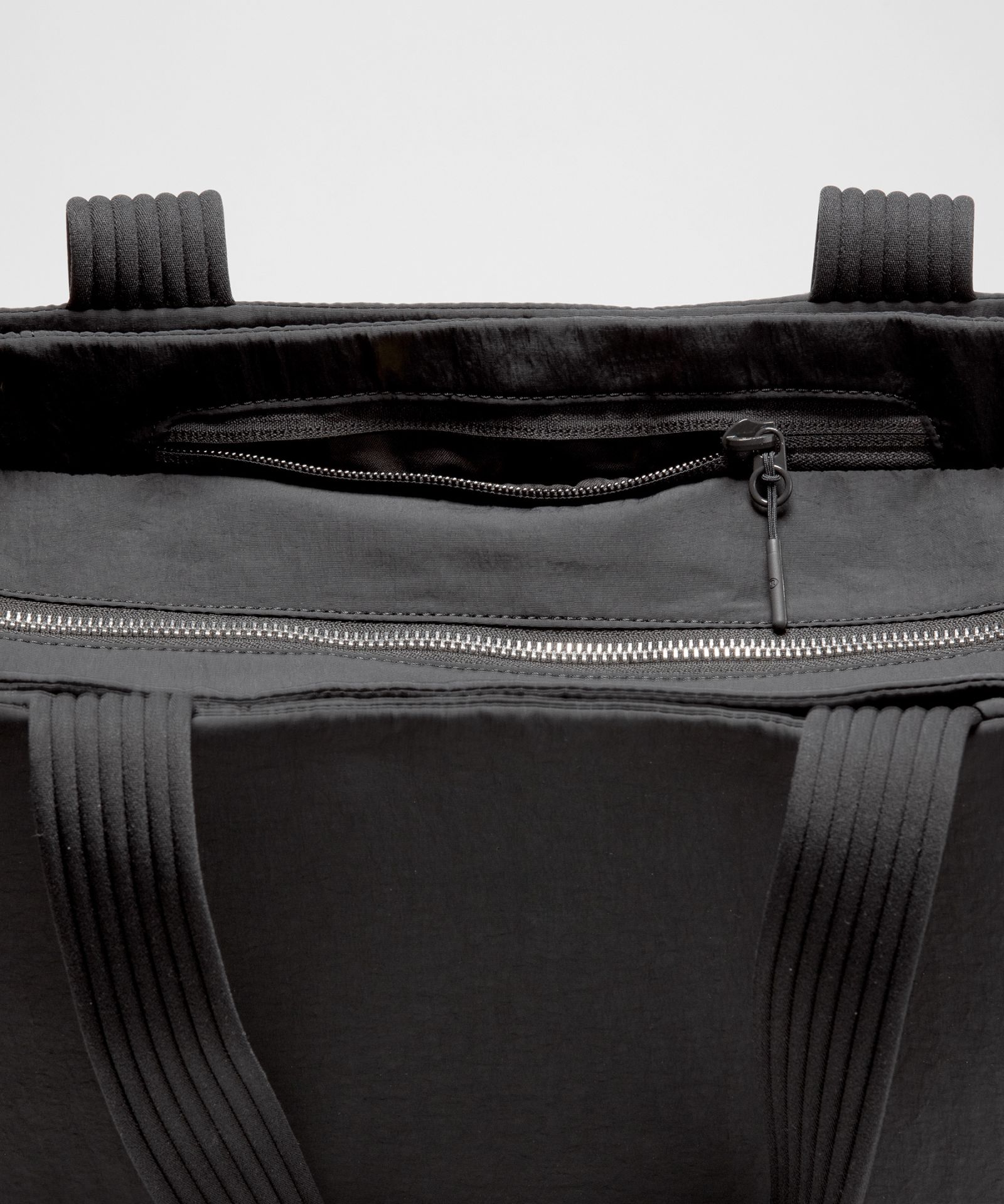 Сумка-шопер Lululemon Triple Compartment объёмом 18 л — фото 8