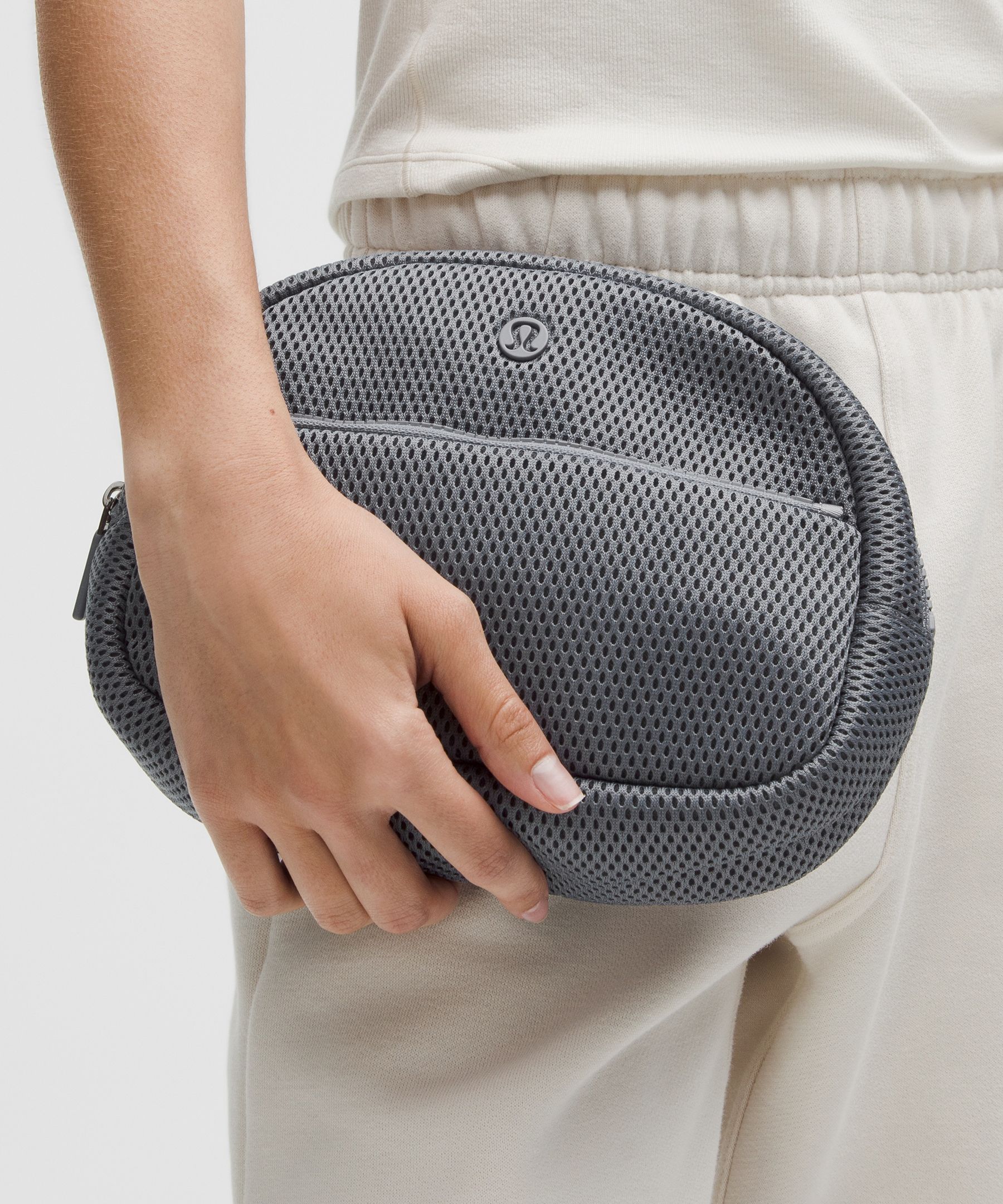 Lululemon - City Essentials Pouch 4l  - Solar Grey