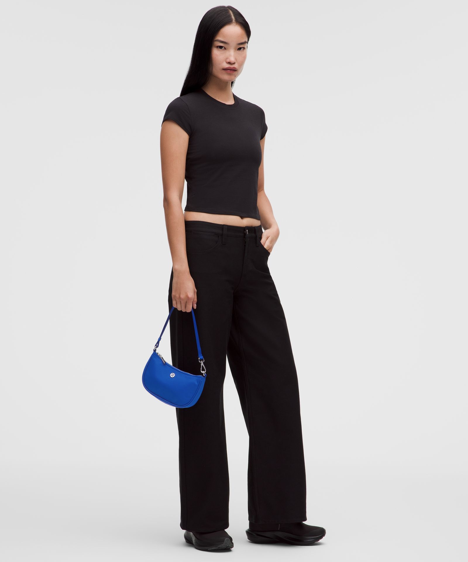 Сумка на плечо Lululemon City Essentials Mini объёмом 1 л — фото 2