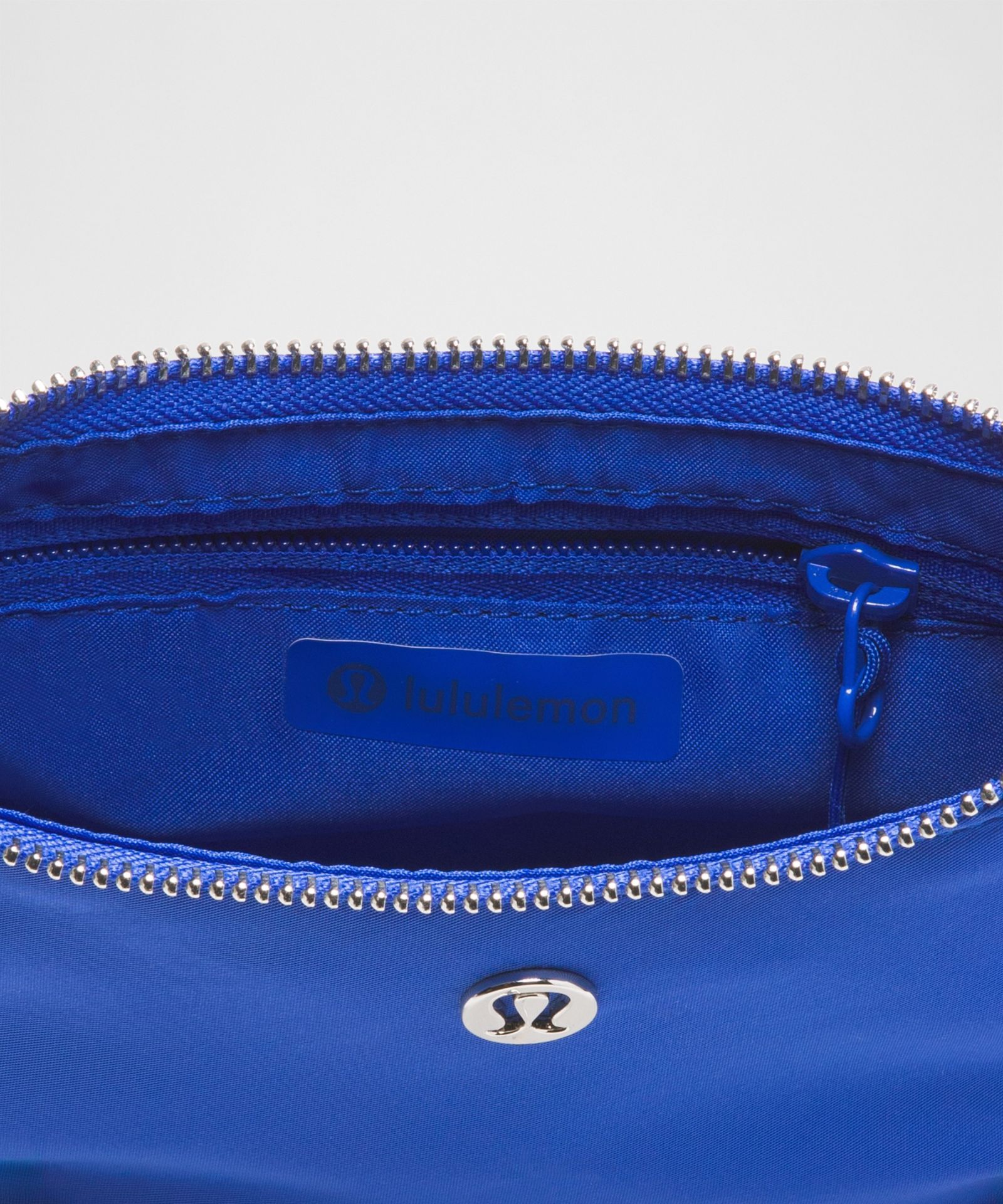 Сумка на плечо Lululemon City Essentials Mini объёмом 1 л — фото 4