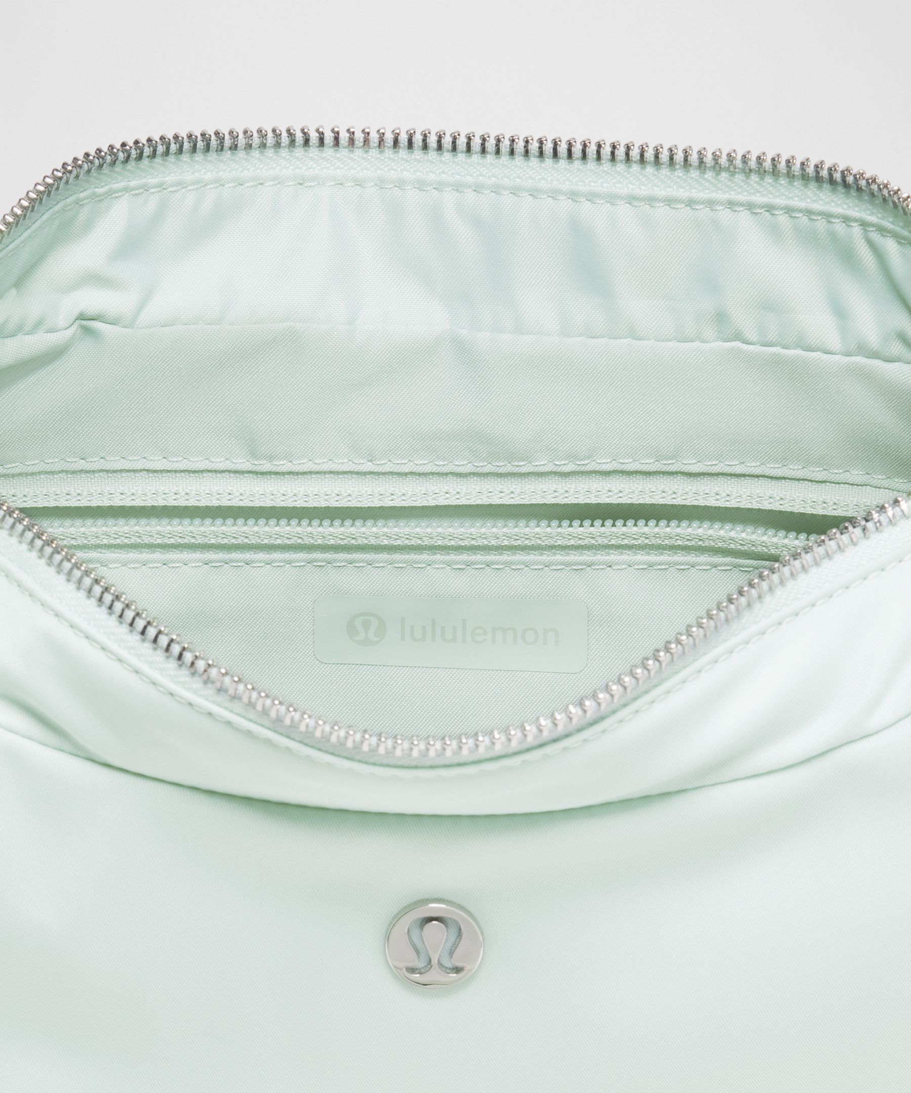 City Essentials Shoulder Bag 4L