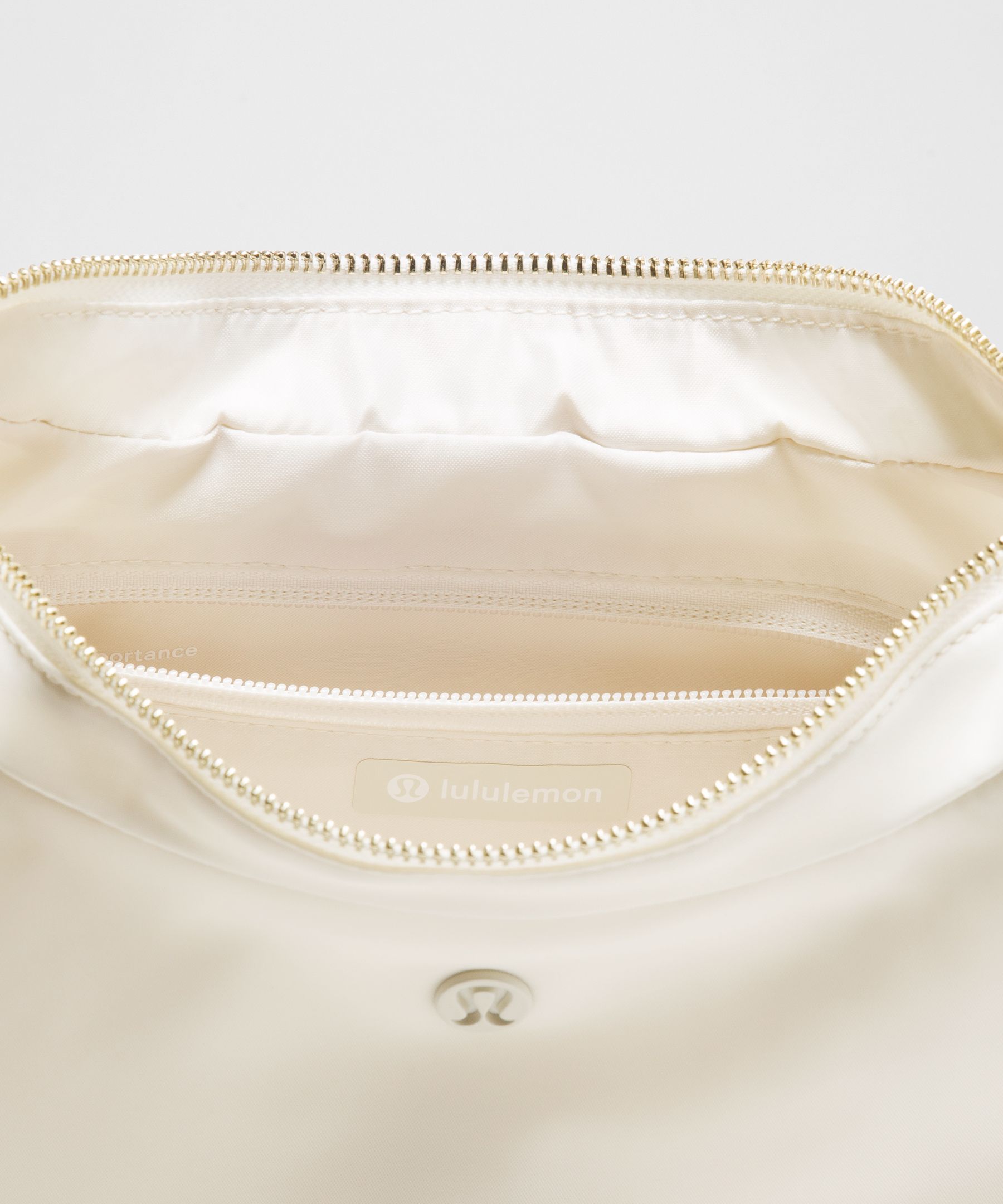 Lululemon - City Essentials Shoulder Bag 4l - White/light Ivory/gold