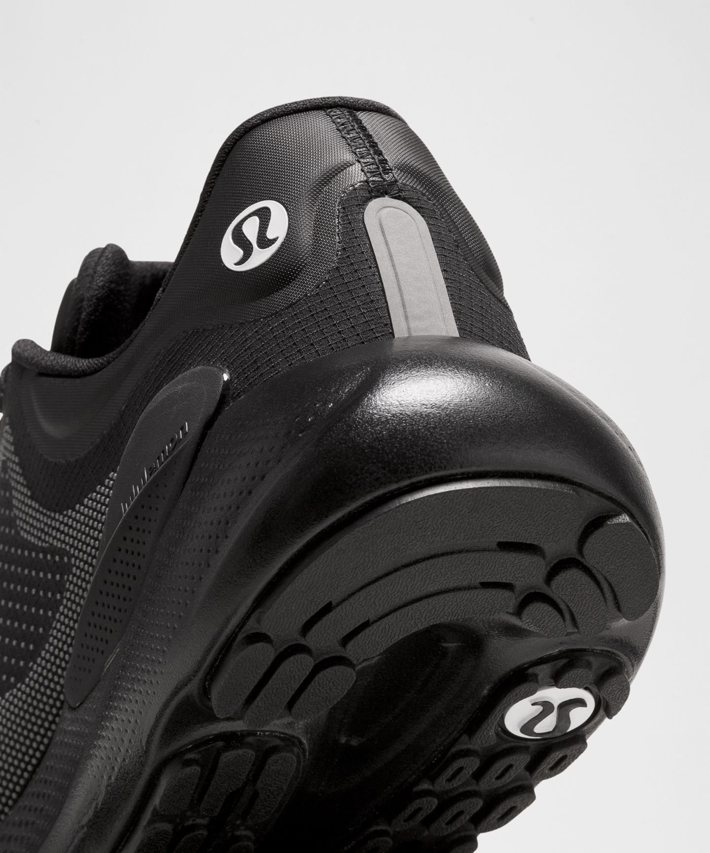 Обувь Lululemon Women's Beyondfeel Waterproof Running Shoe, цвет: Чёрный / Белый — фото 9