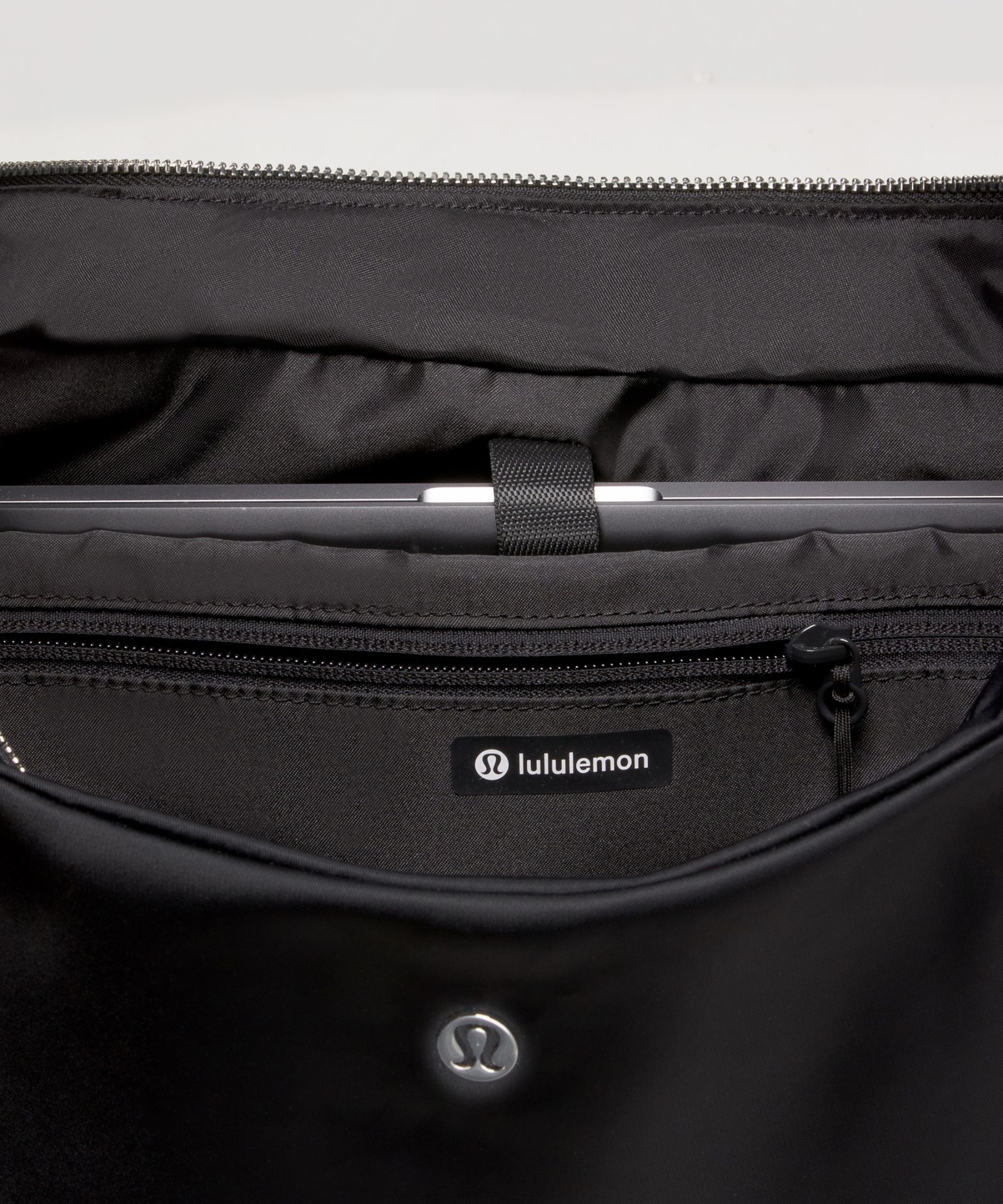 Сумка на плечо Lululemon City Essentials оверсайз объёмом 18 л — фото 5