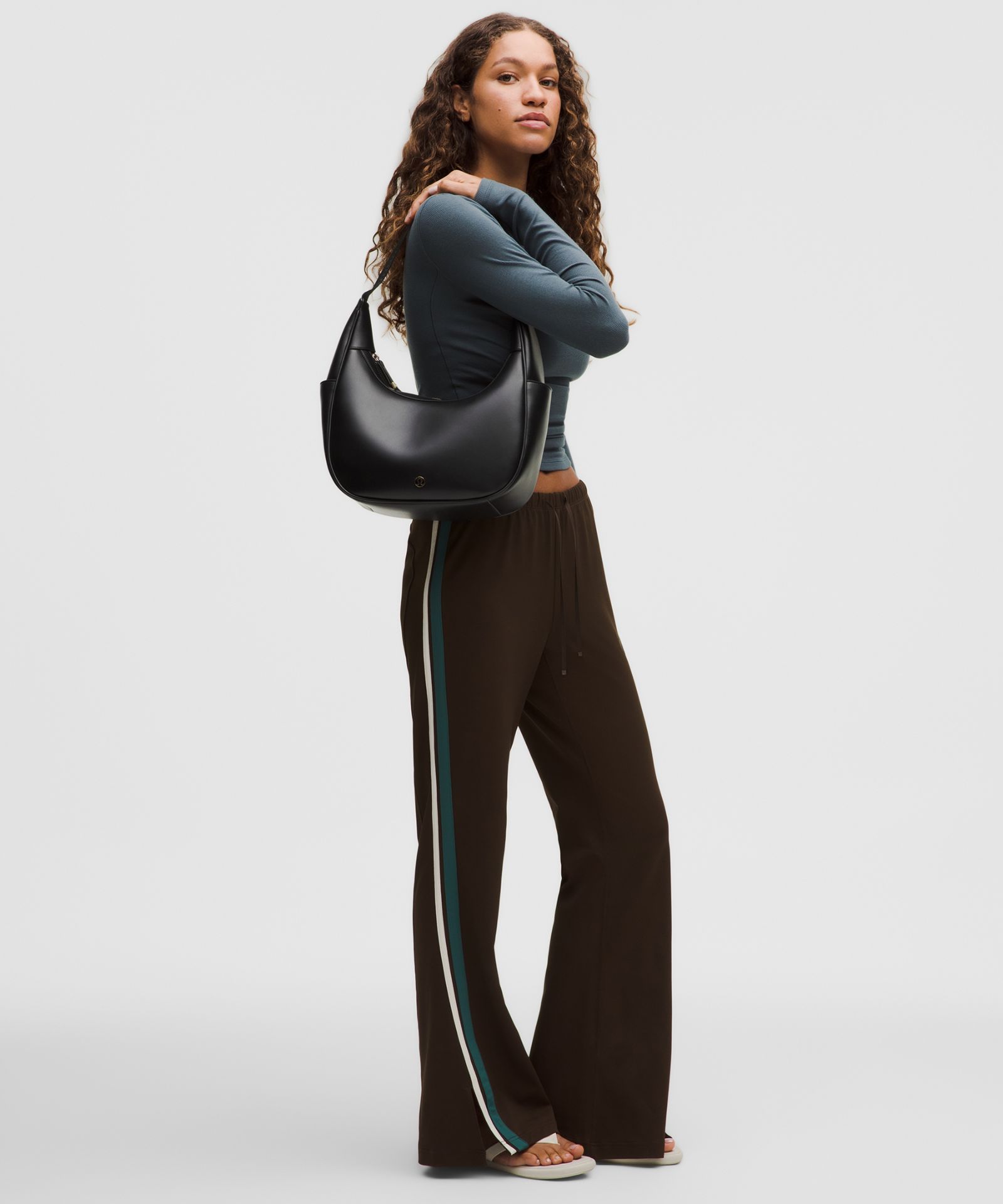 Сумка на плечо Lululemon City Essentials объёмом 4 л — фото 2