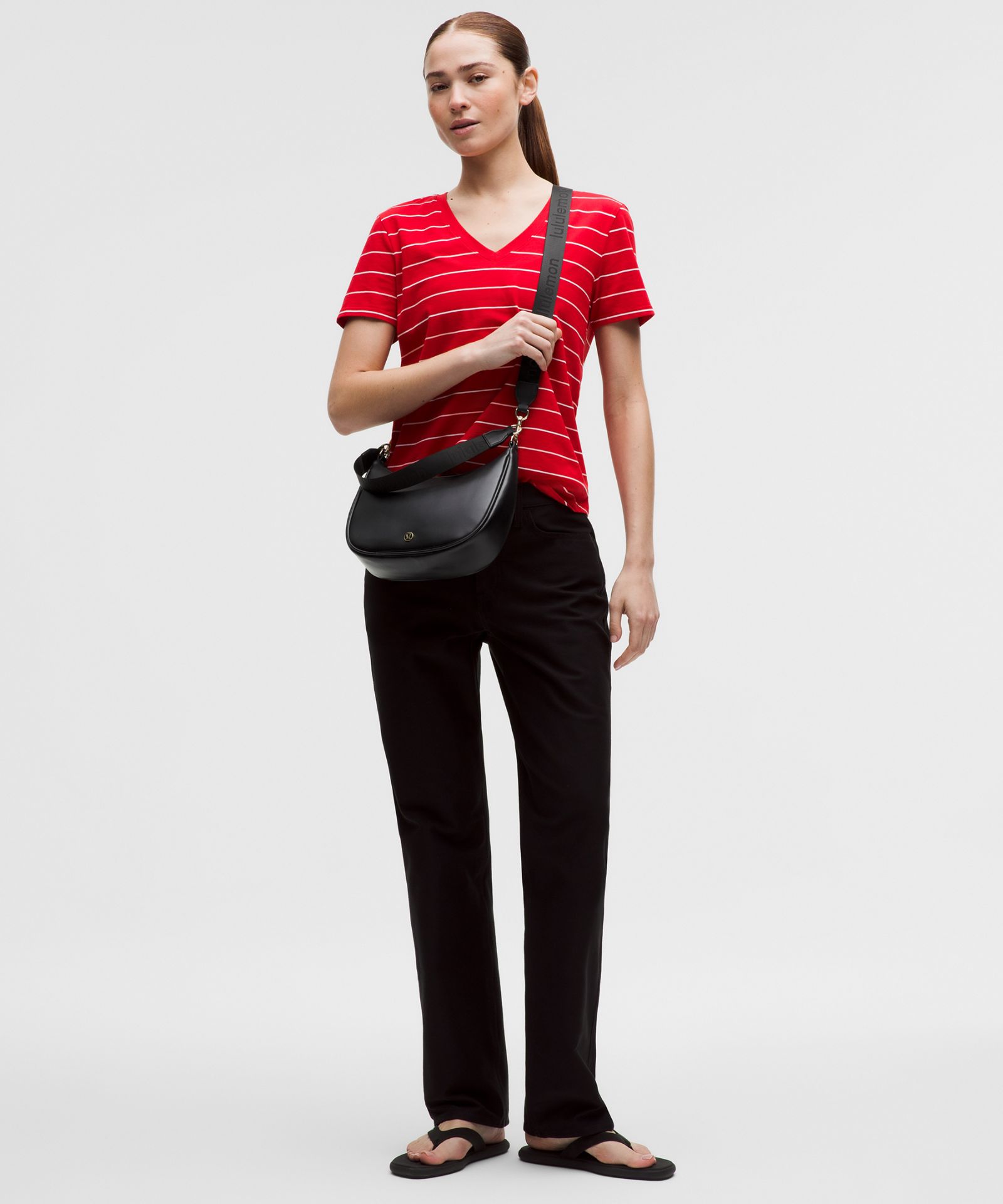 Сумка на плечо Lululemon City Essentials Small объёмом 3 л — фото 2