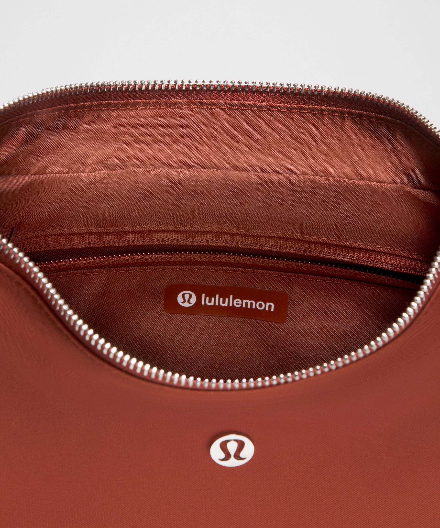 City Essentials Shoulder Bag 4L