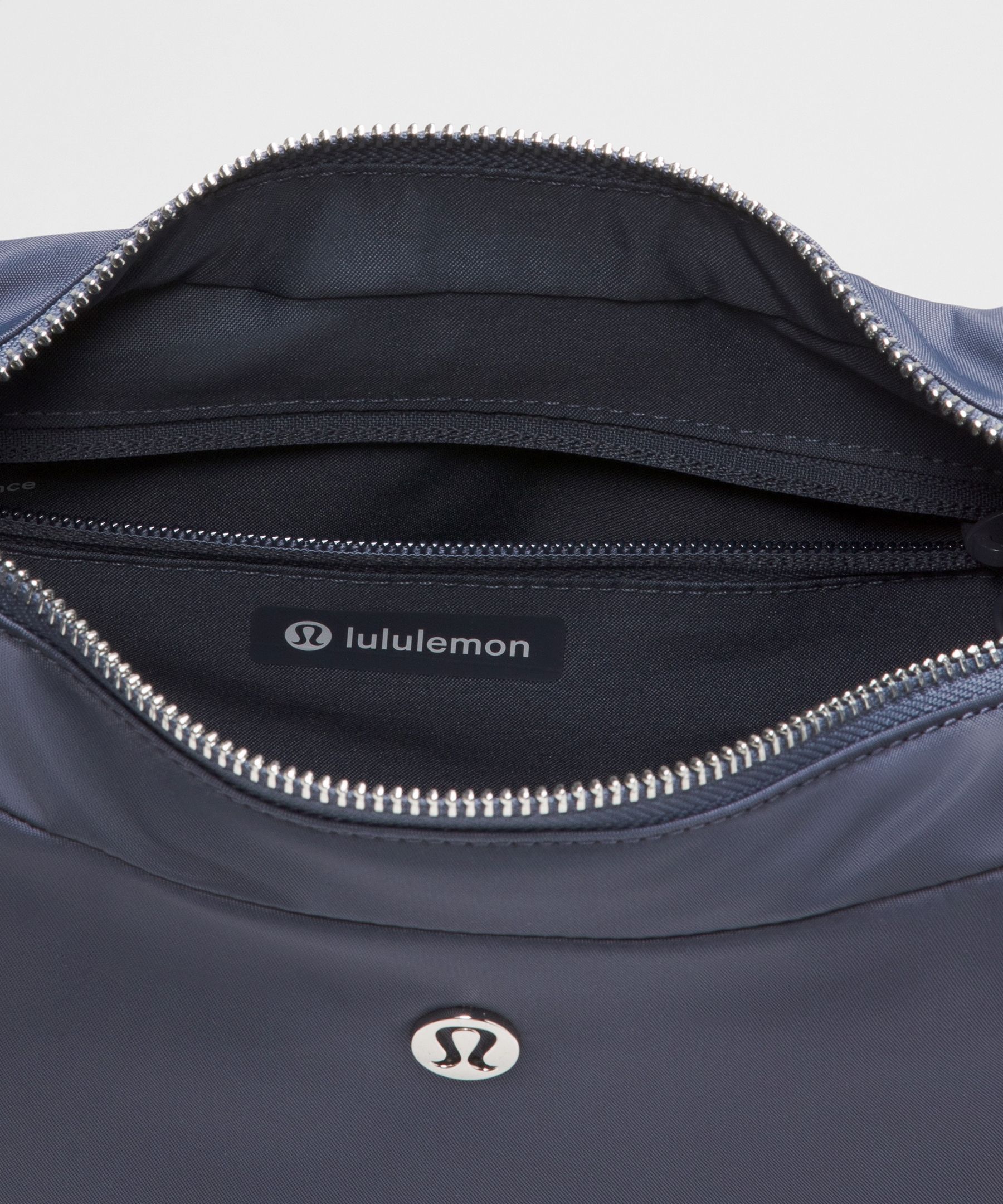 City Essentials Shoulder Bag 4L
