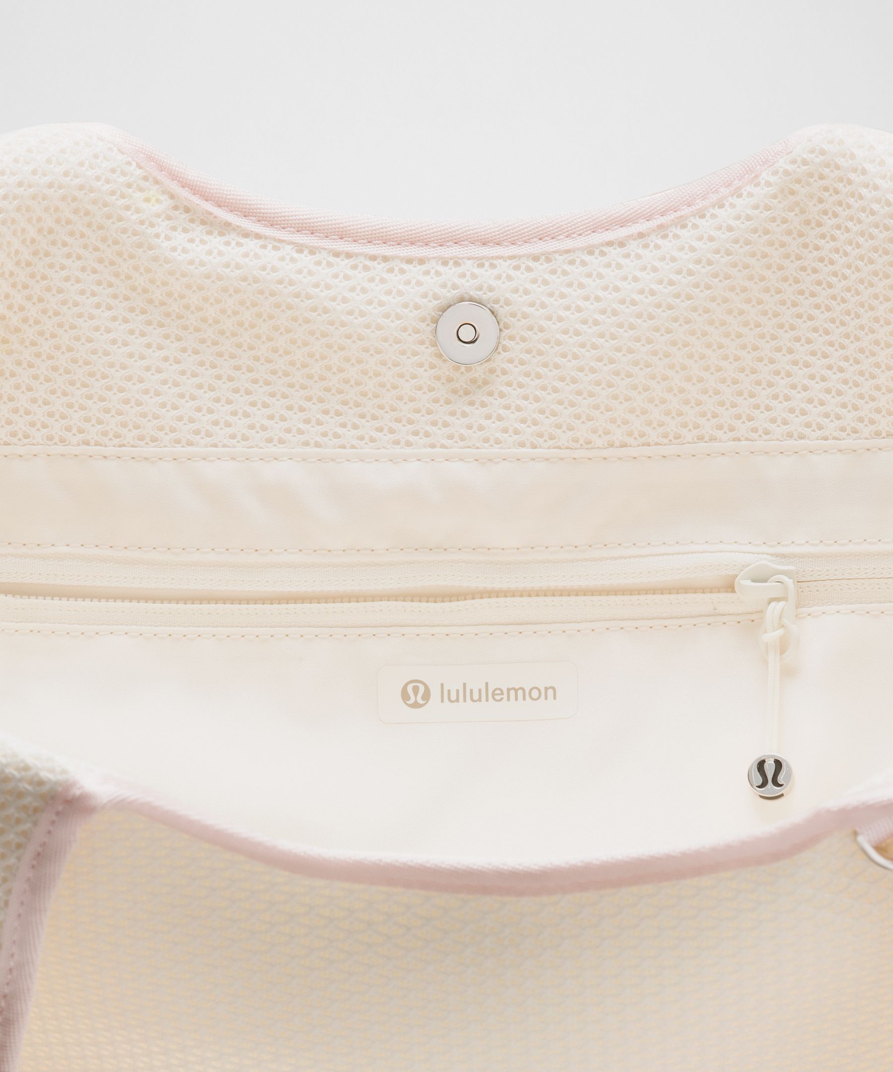 Spacer Mesh Shoulder Bag 15L